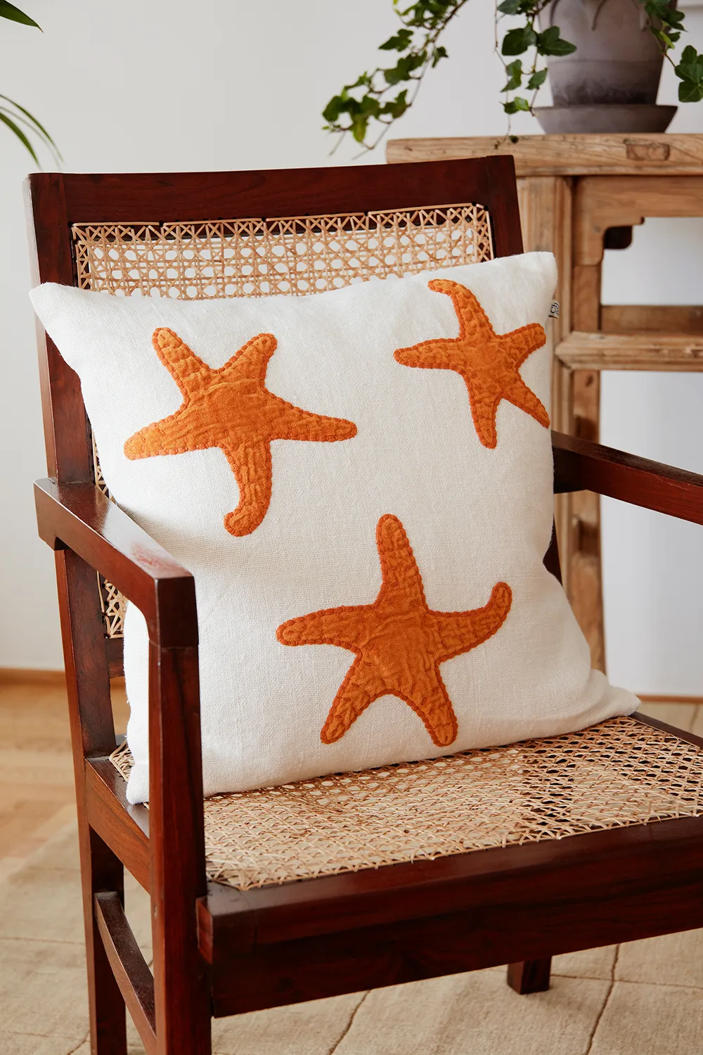 Taie Star Fish 50x50 cm, Off white-orange Chhatwal & Jonsson