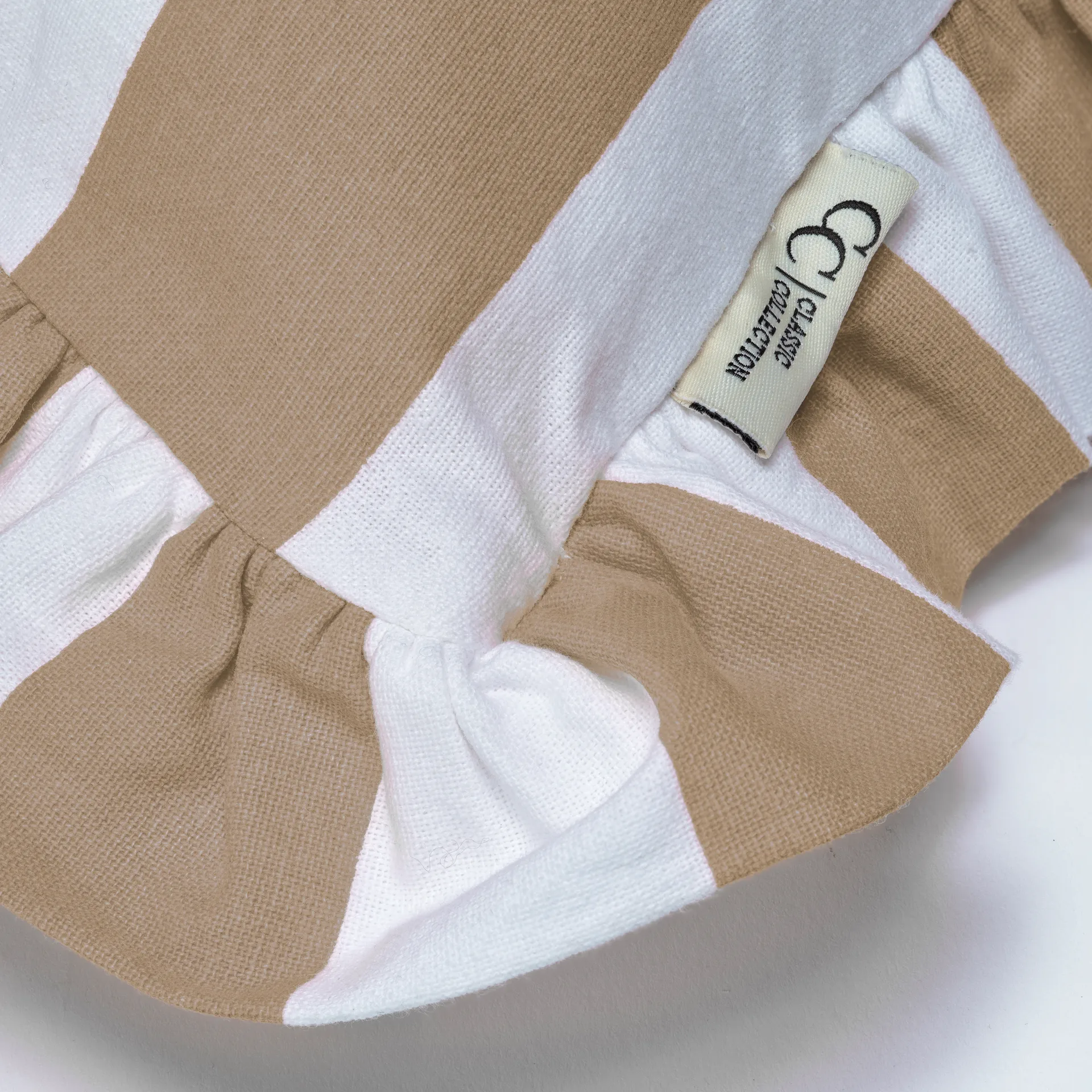 Ruffle Stripes housse de coussin 50x50 cm, Beige Classic Collection