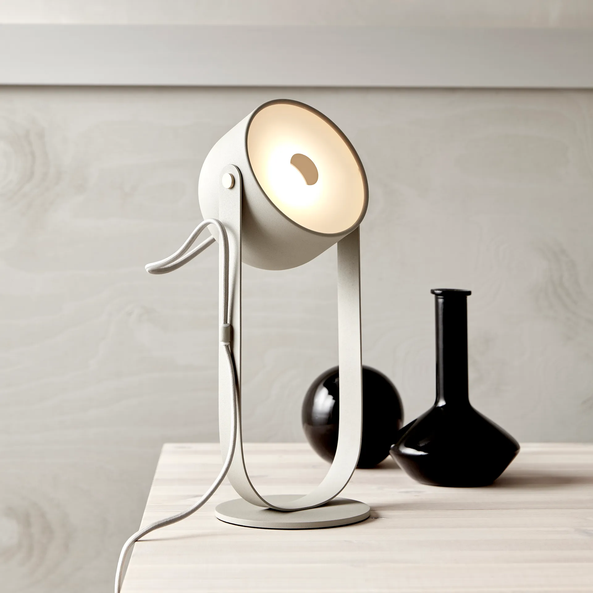 Lampe de table Svejk 13, Beige-Laiton CO Bankeryd