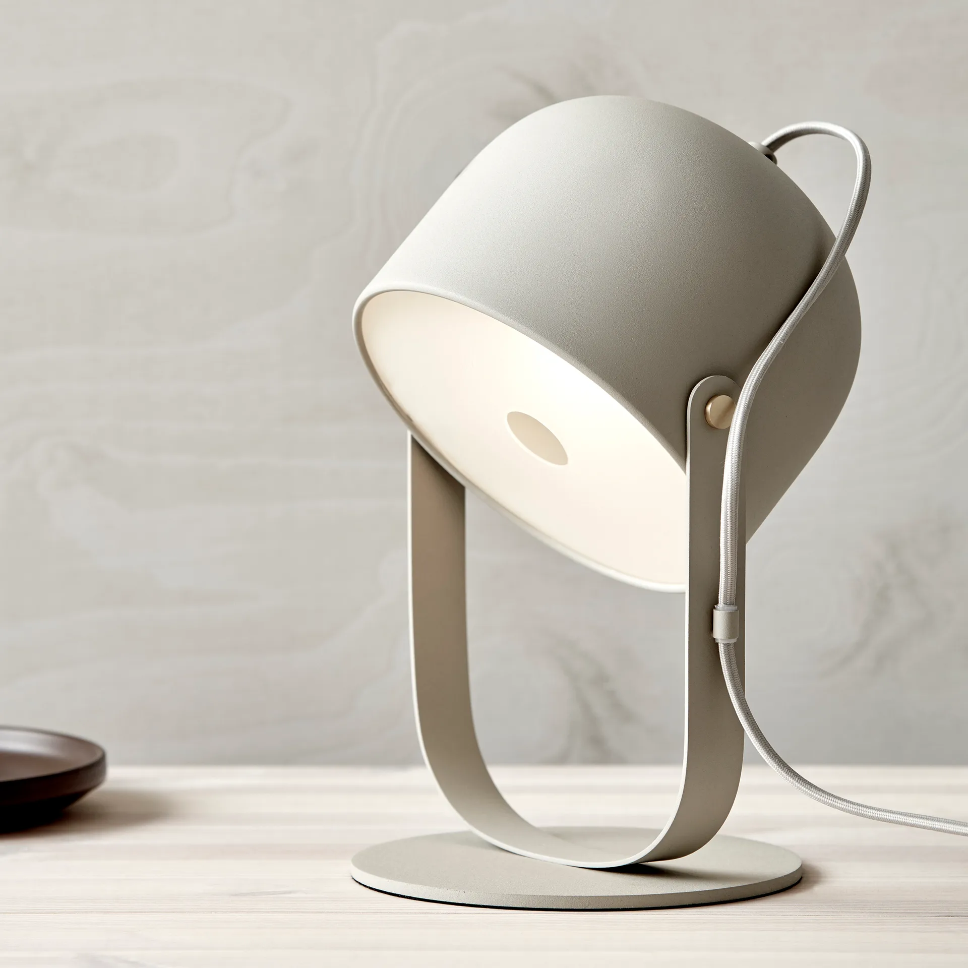 Lampe de table Svejk 18, Beige-Laiton CO Bankeryd
