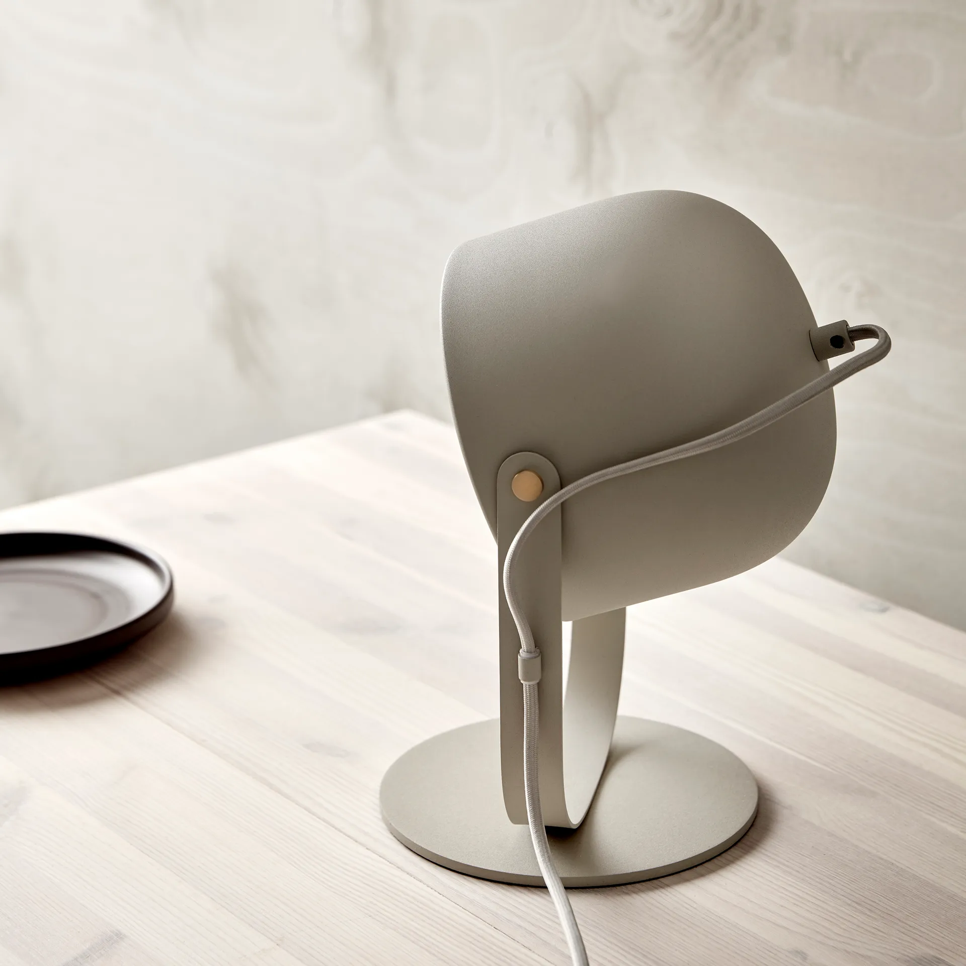 Lampe de table Svejk 18, Beige-Laiton CO Bankeryd