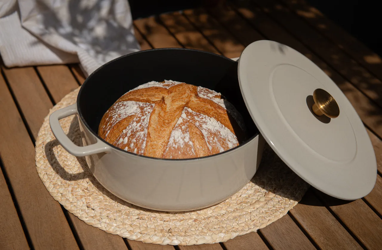 Cocotte Combekk Enameled en fonte émaillée Ø24 cm, Sand-gold knob Combekk