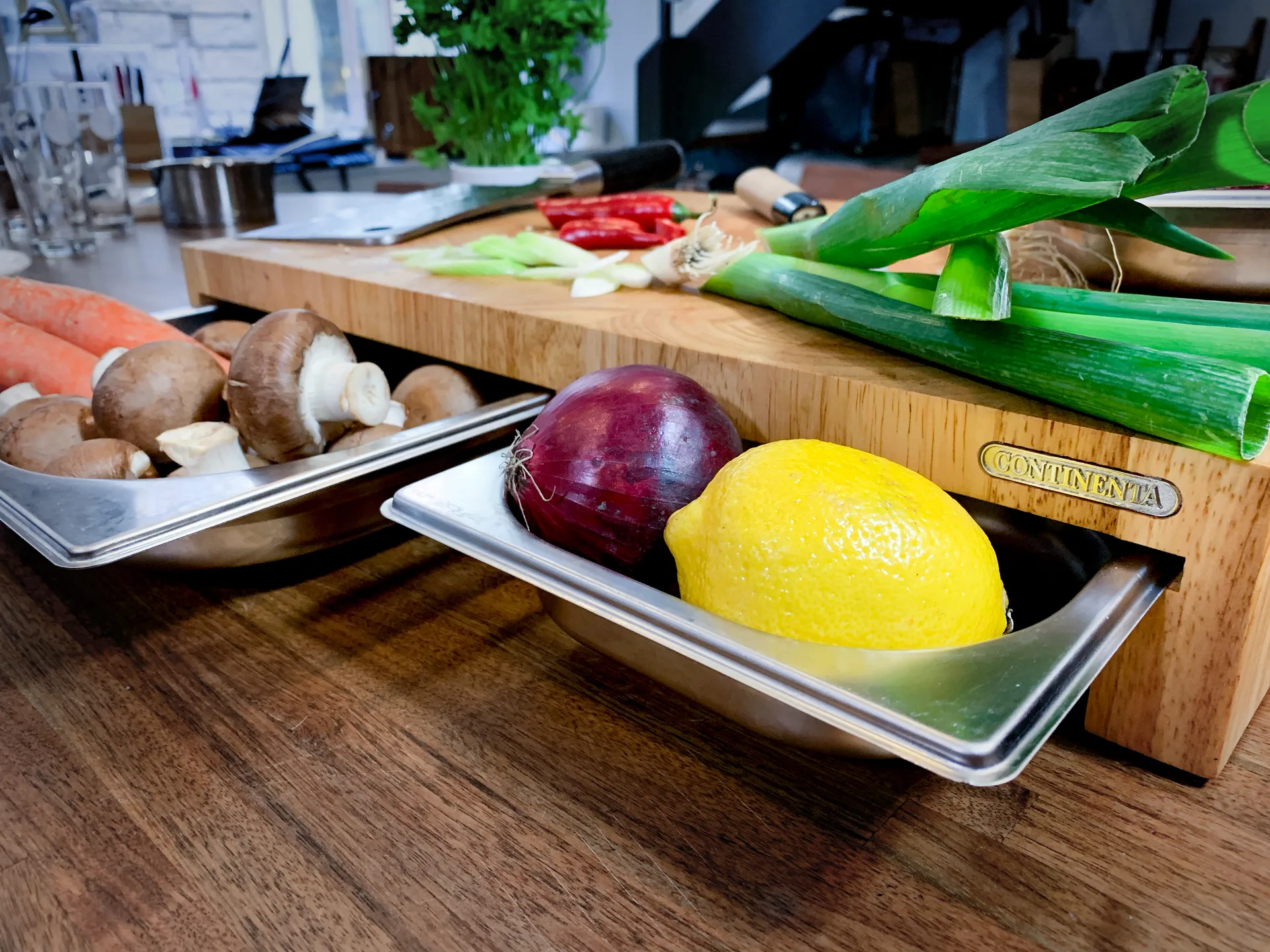 Planche à découper bois de caoutchouc avec 3 planches en fer blanc, 32x48 cm Continenta