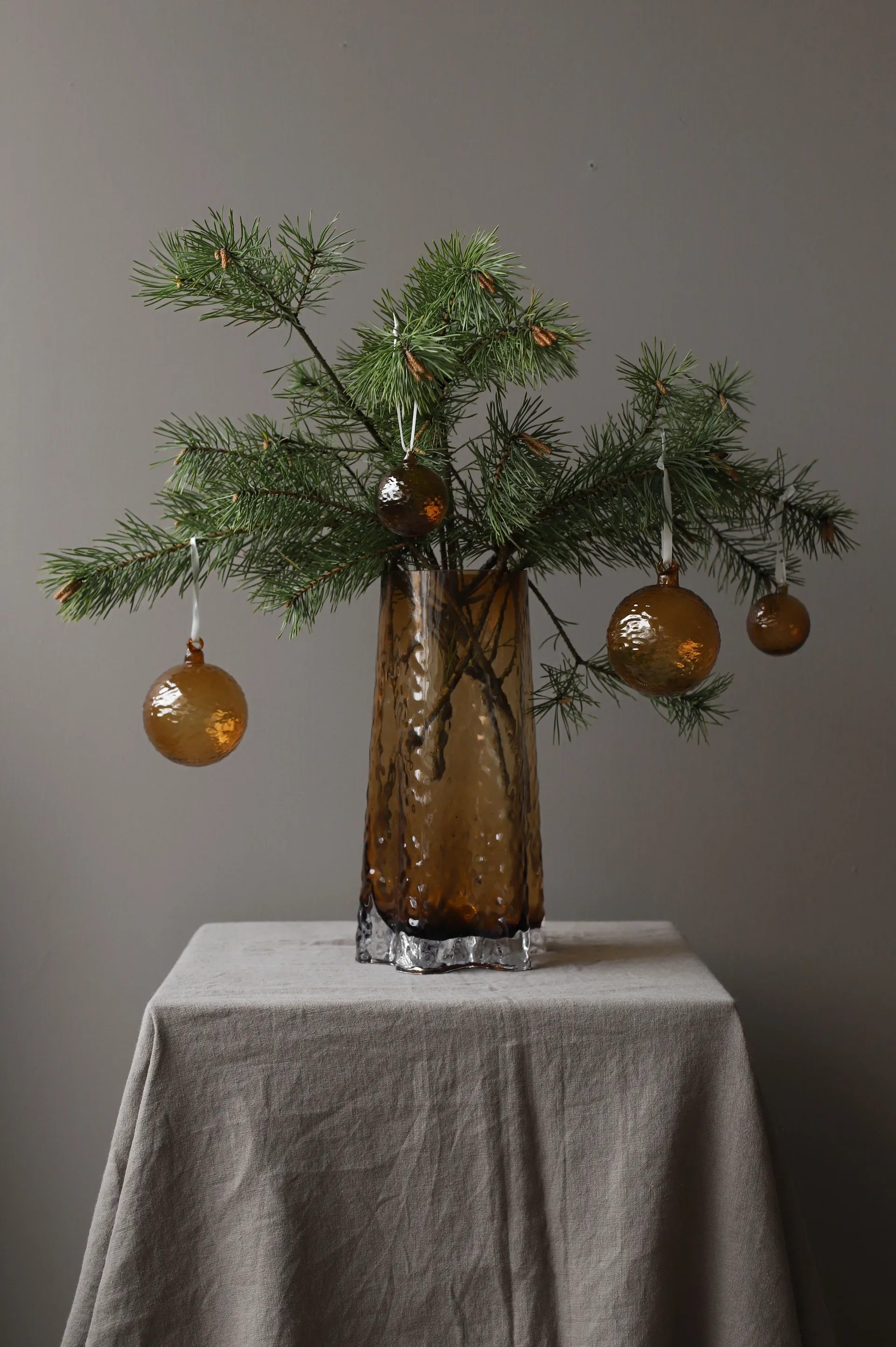 Boule de Noël Gry Marble Ø8 cm, Cognac Cooee Design