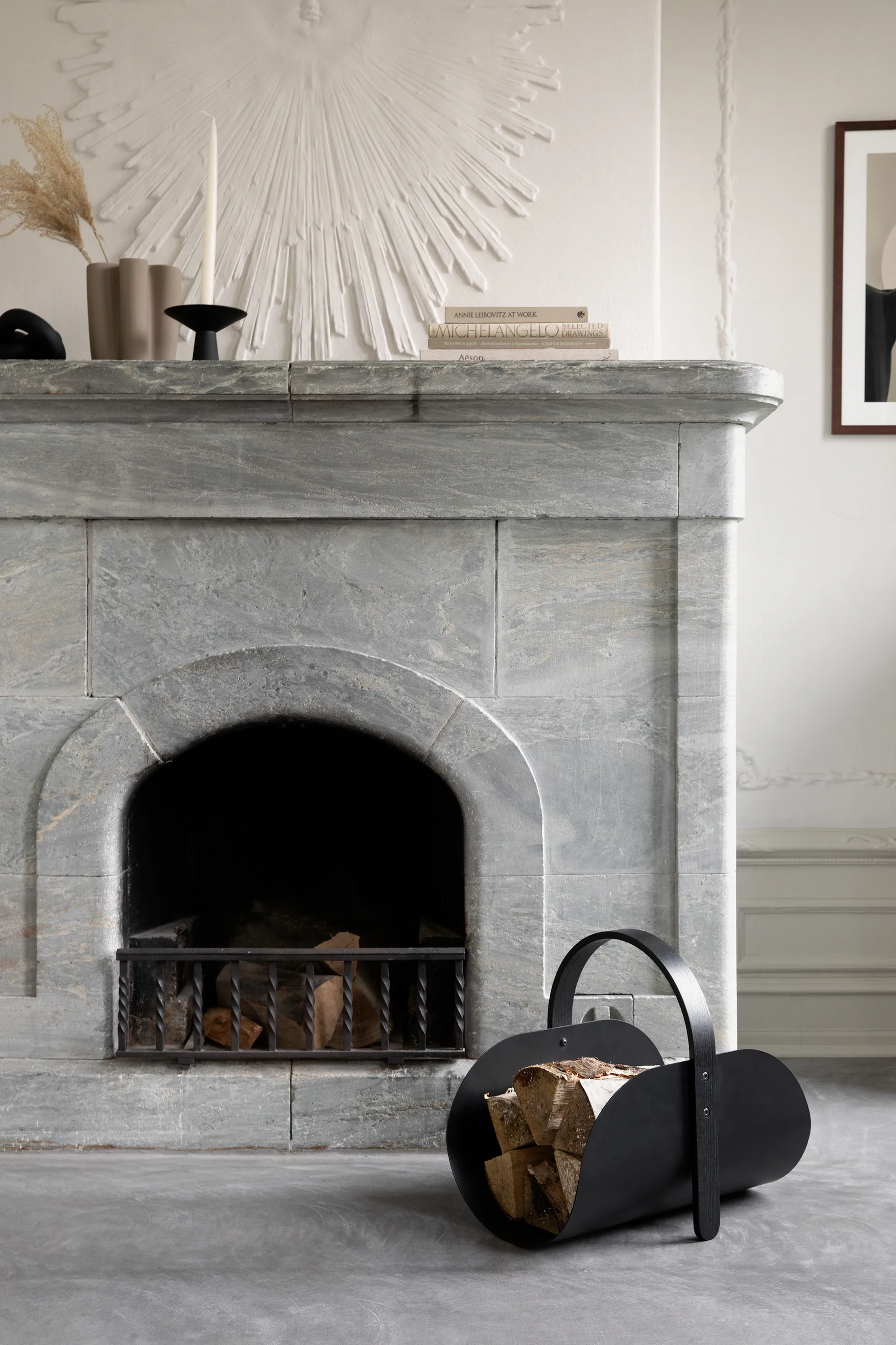 Panier à bûches Woody, Black stained oak Cooee Design