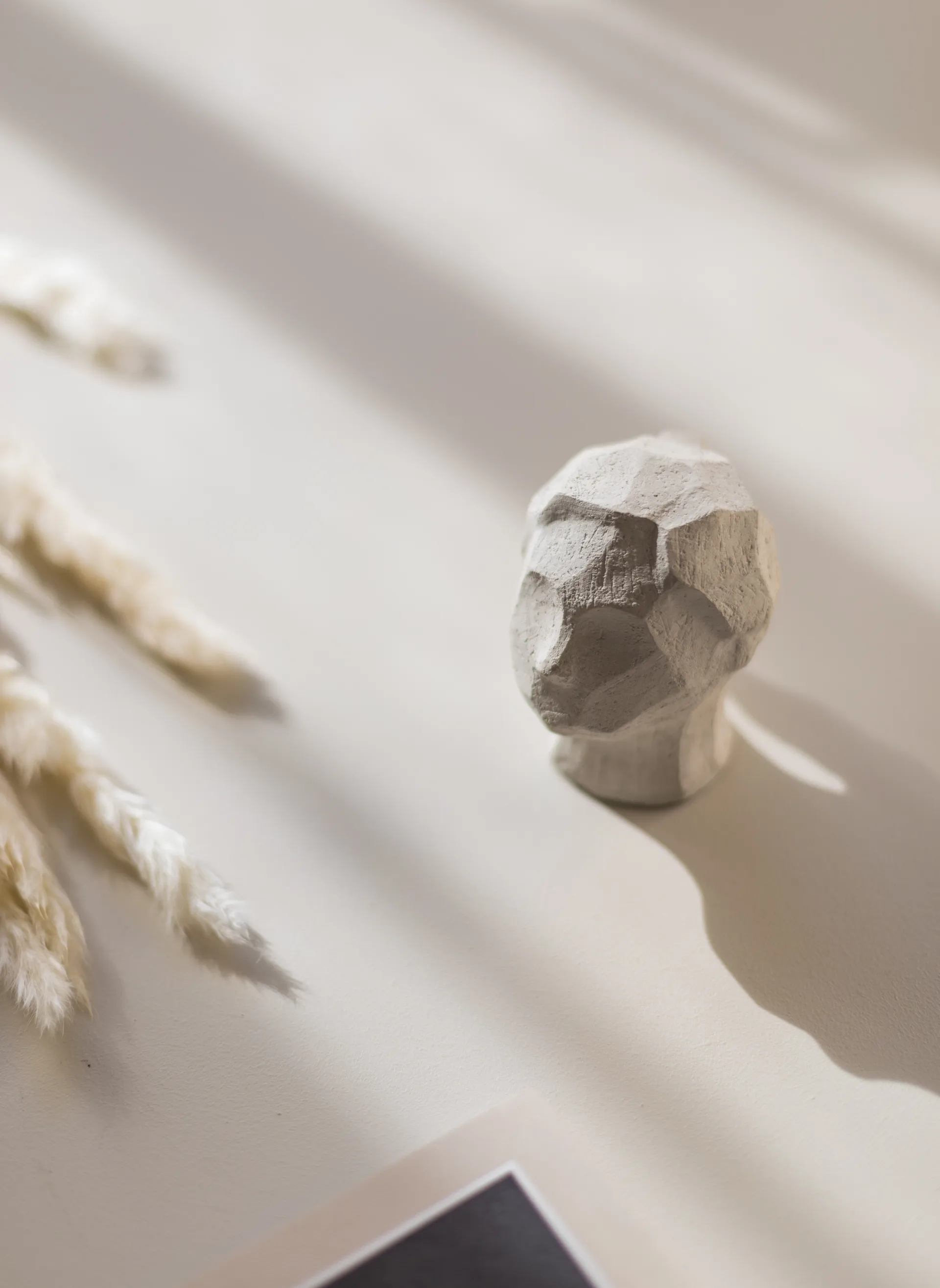 Sculpture Benedict et Amal, Limestone Cooee Design