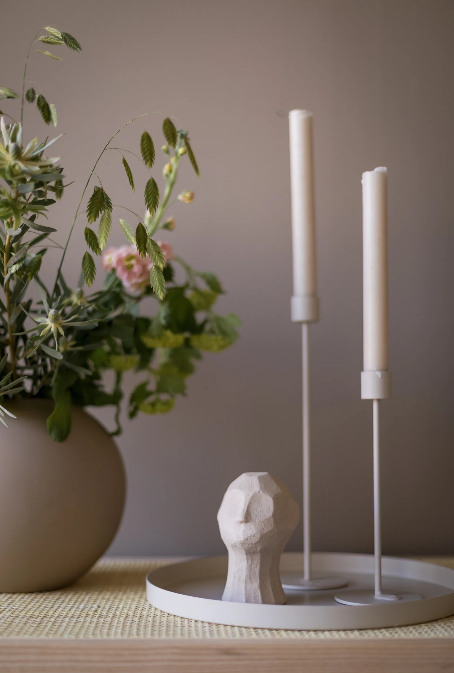 Sculpture Benedict et Amal, Limestone Cooee Design