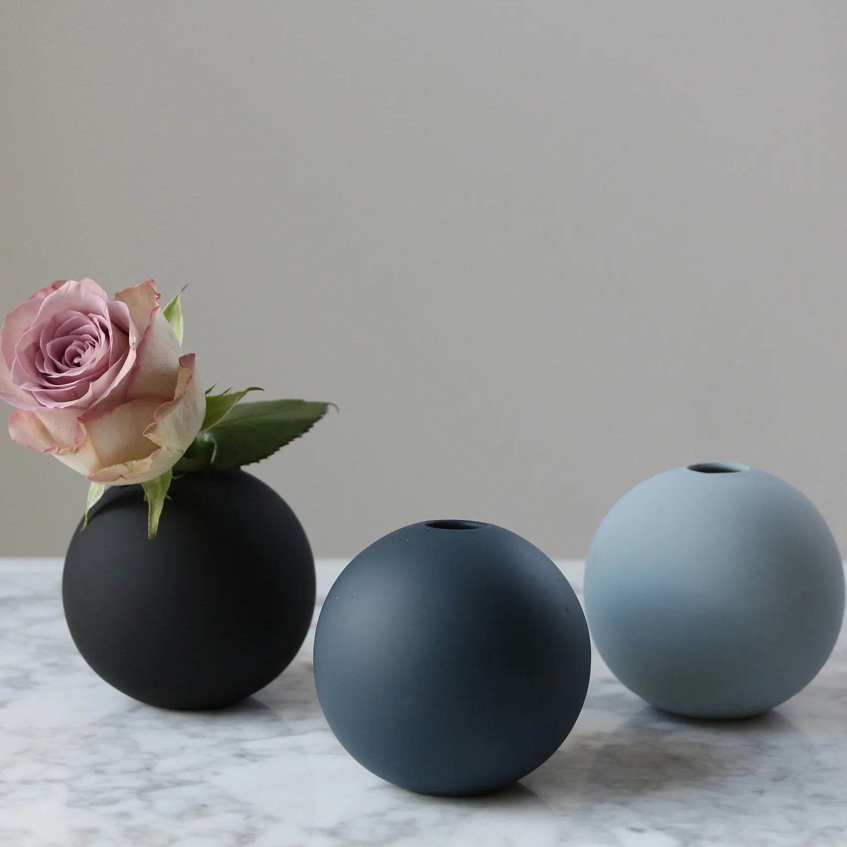 Vase Ball midnight blue, 8 cm Cooee Design