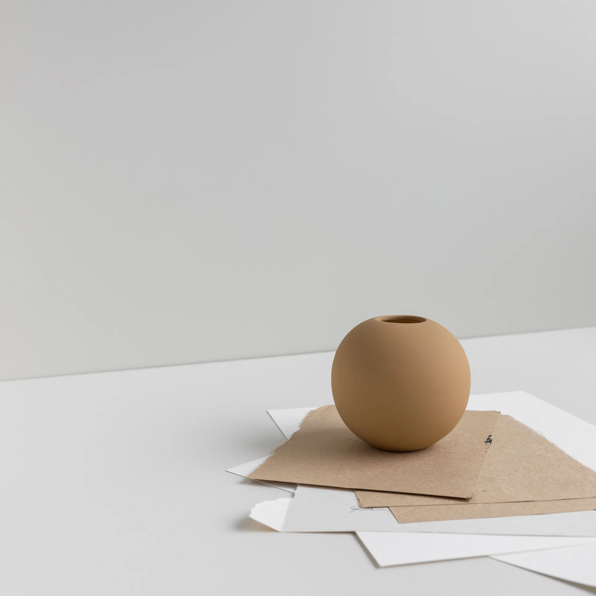 Vase Ball peanut, 8 cm Cooee Design