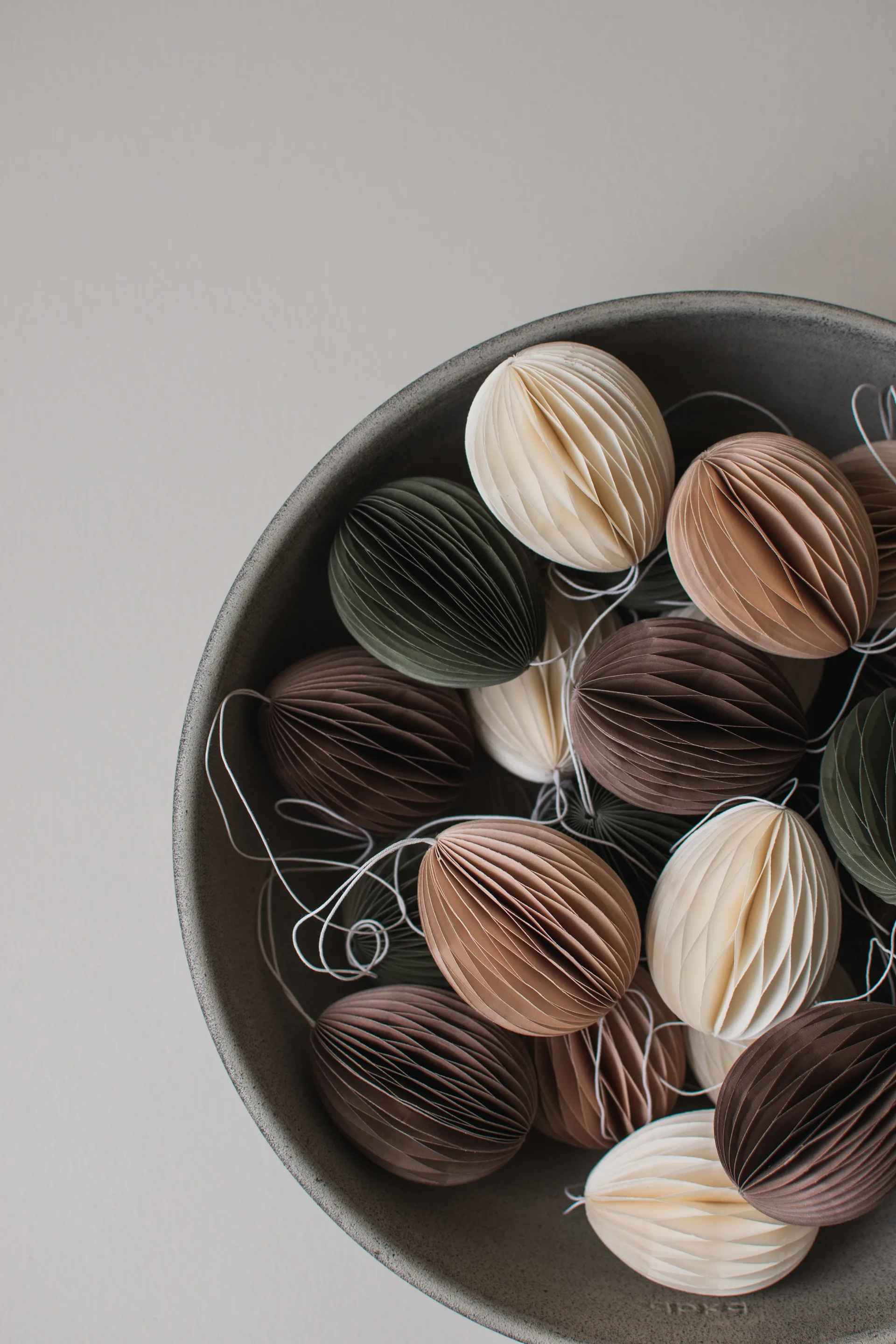 Décoration de Pâques en papier Ovoid 7 cm, White DBKD