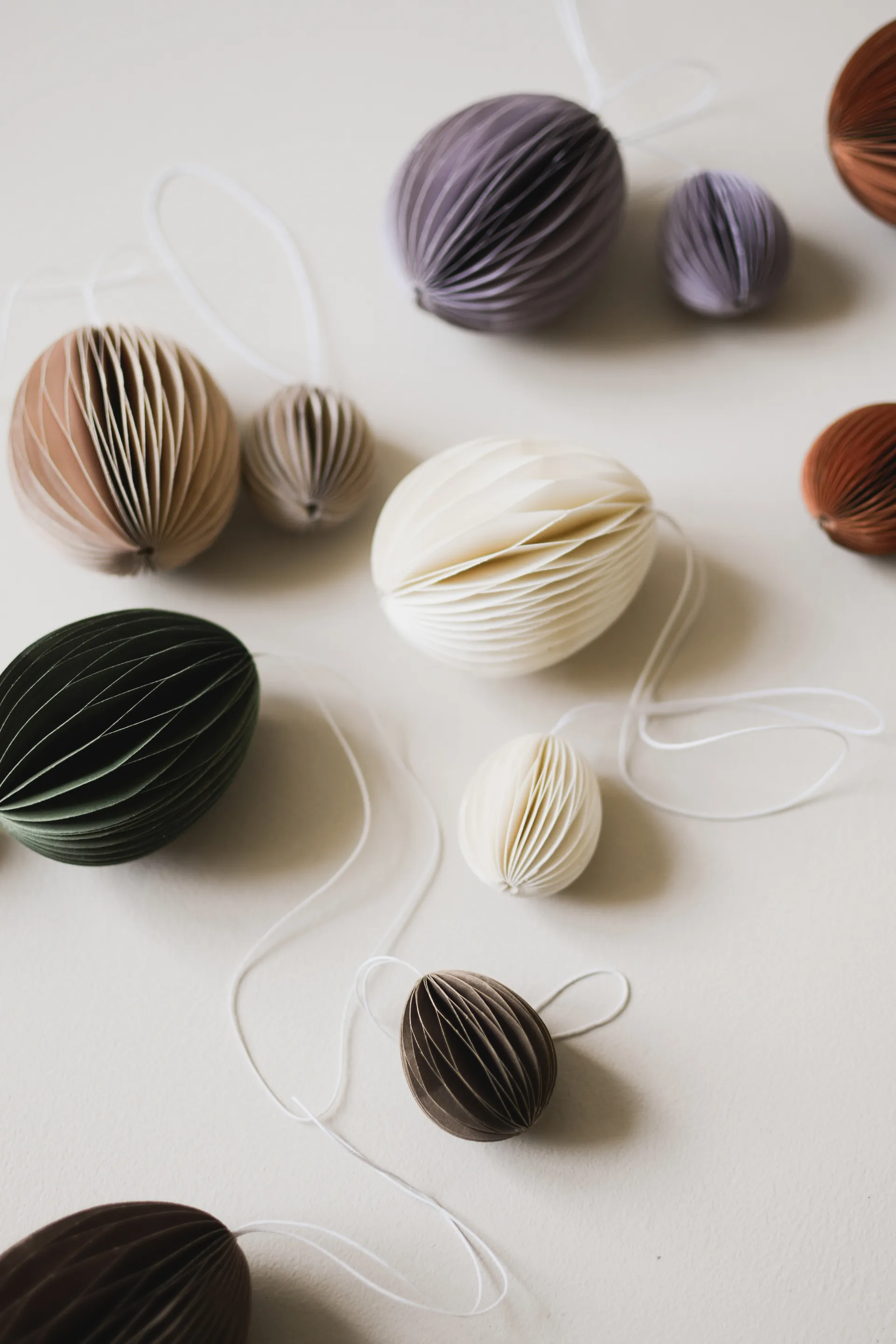 Décoration de Pâques en papier Ovoid 7 cm, White DBKD