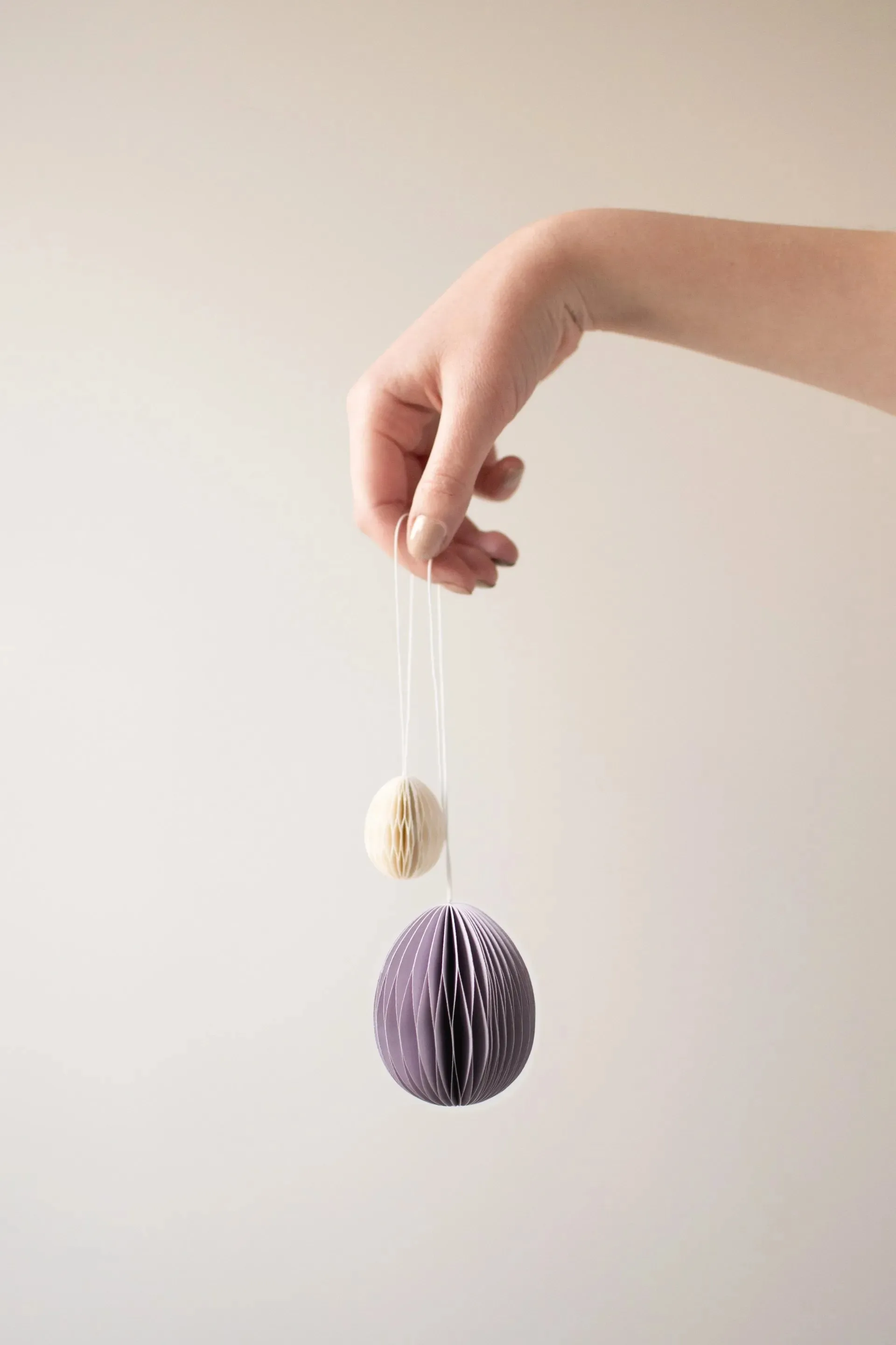 Pendentif de Pâques Ovoid papier small 4 cm, White DBKD