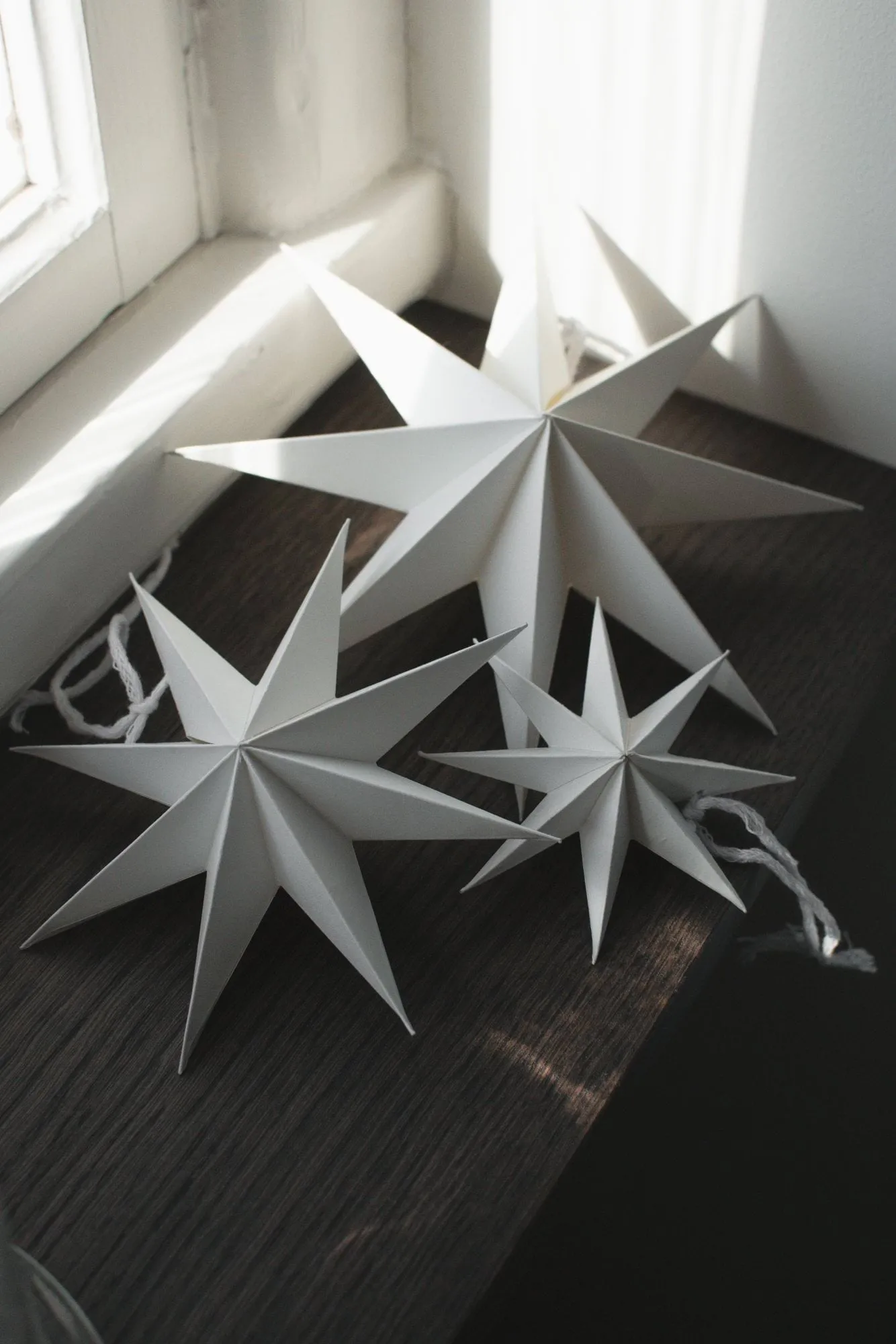 Suspension décorative Paper winter star, White, moyen, Ø14 cm DBKD