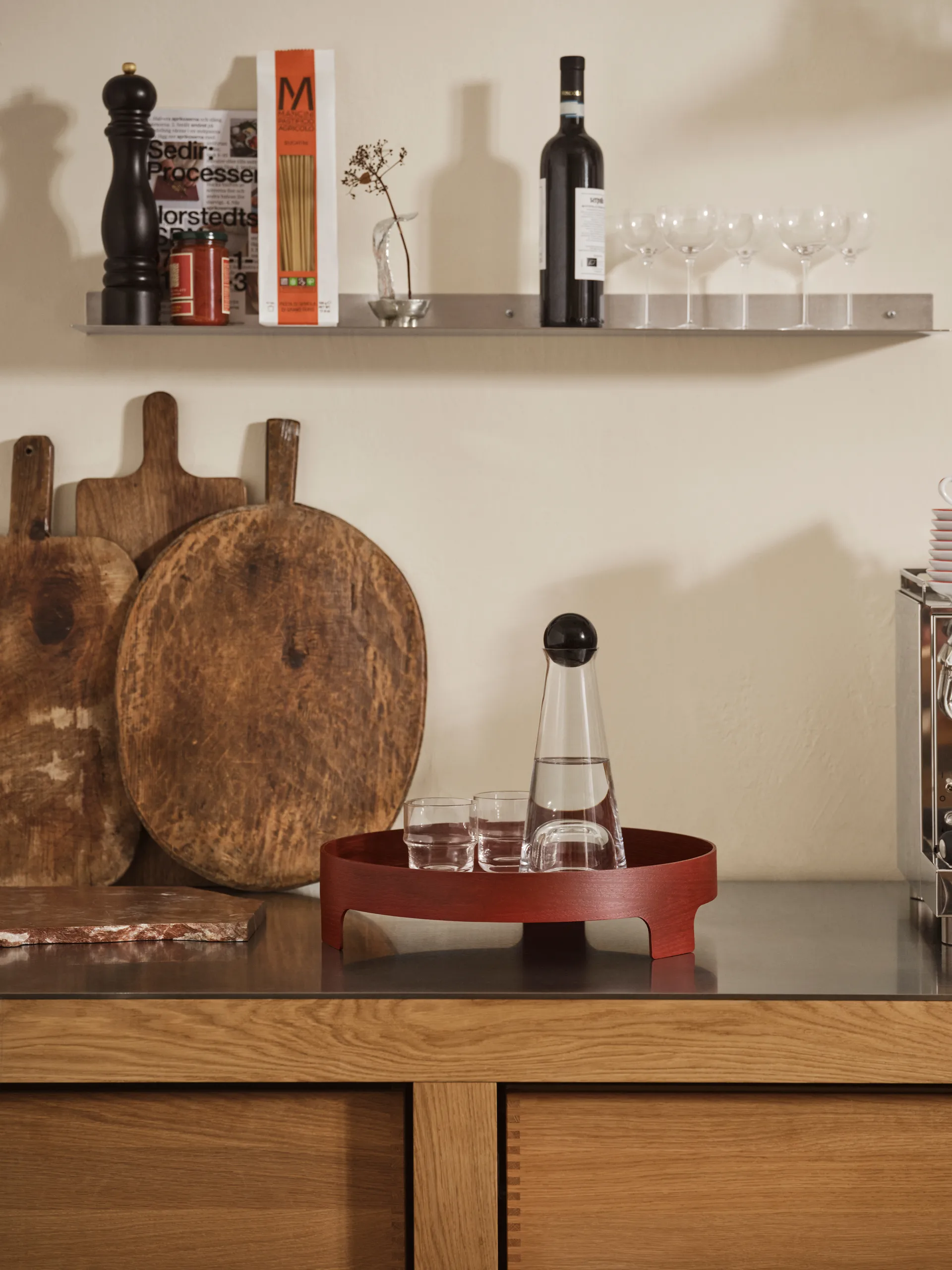 Plateau Bridge, Red, Ø42 cm Design House Stockholm