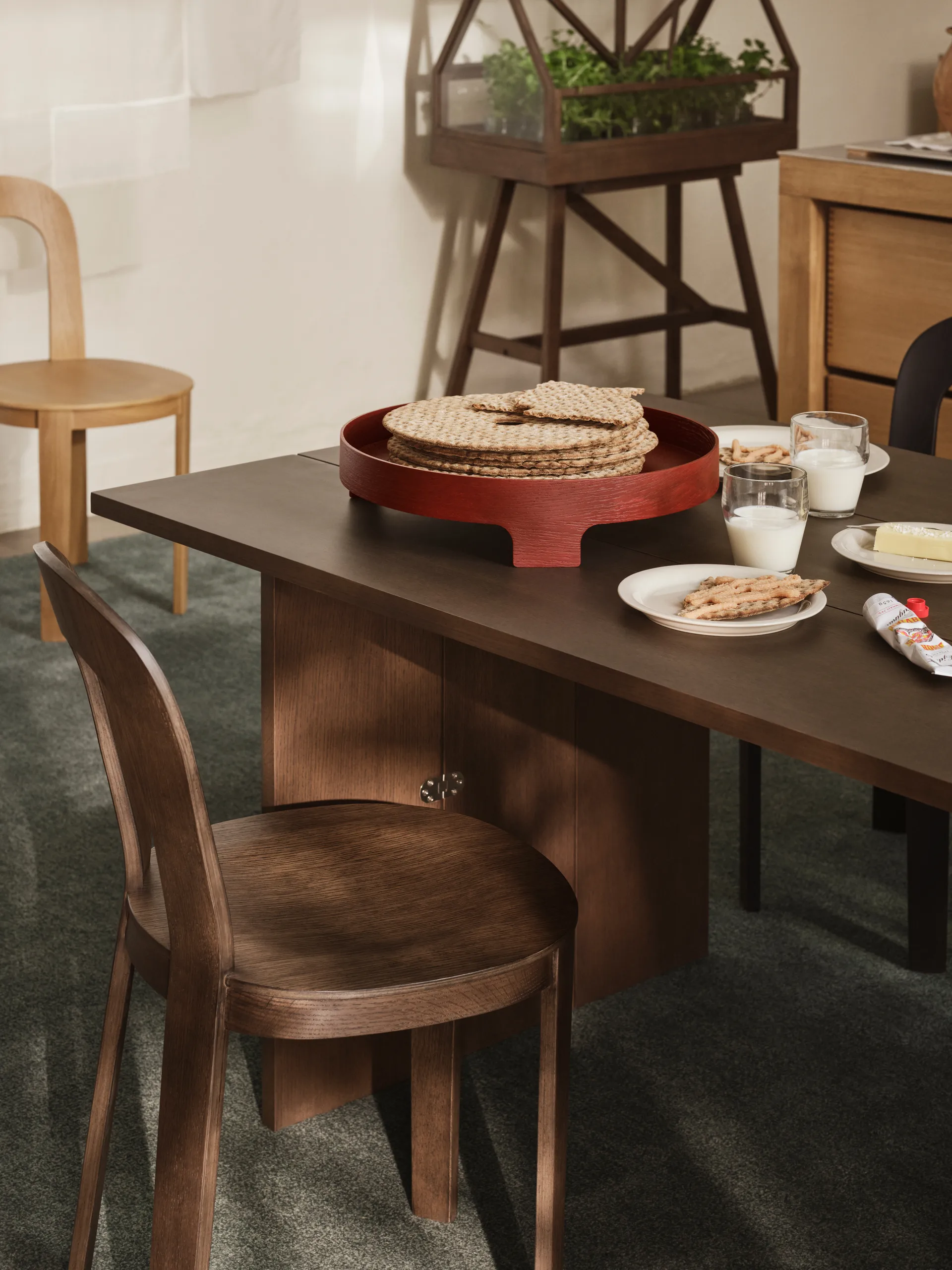 Plateau Bridge, Red, Ø42 cm Design House Stockholm