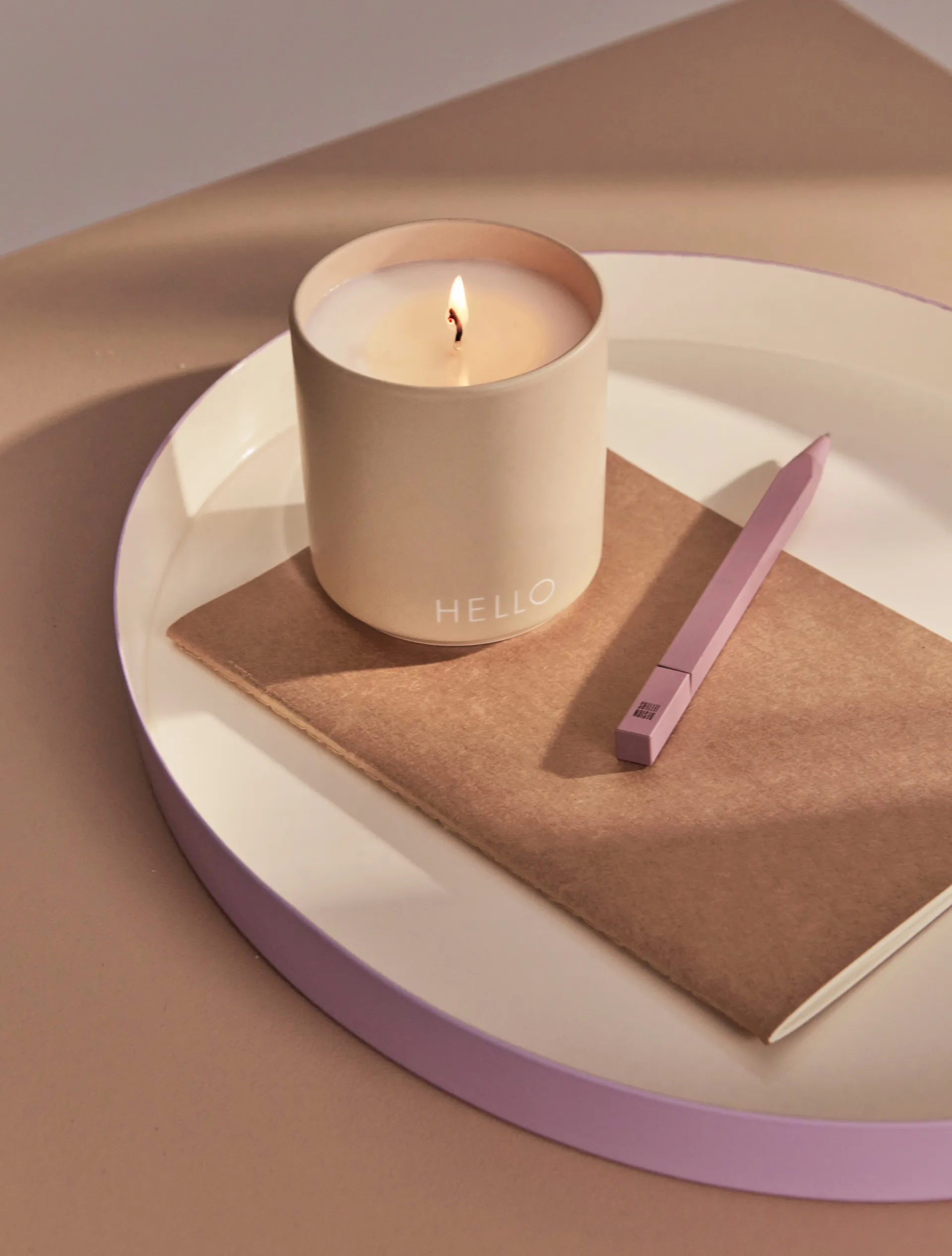 Bougie parfumée Design Letters Ø8 cm, Hello-beige Design Letters