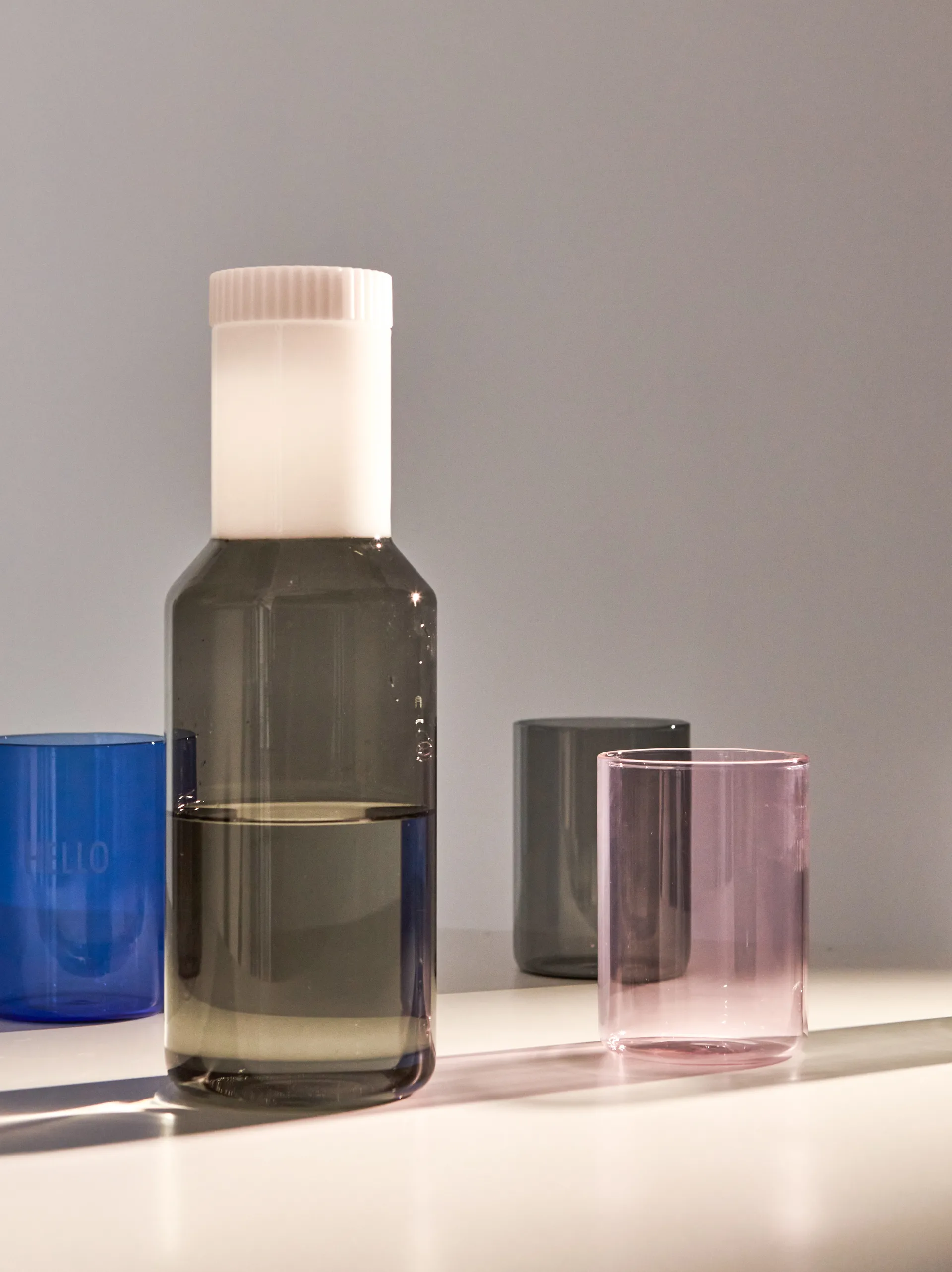 Carafe en verre tub Design Letters 1 L, Fumée/blanc laiteux Design Letters