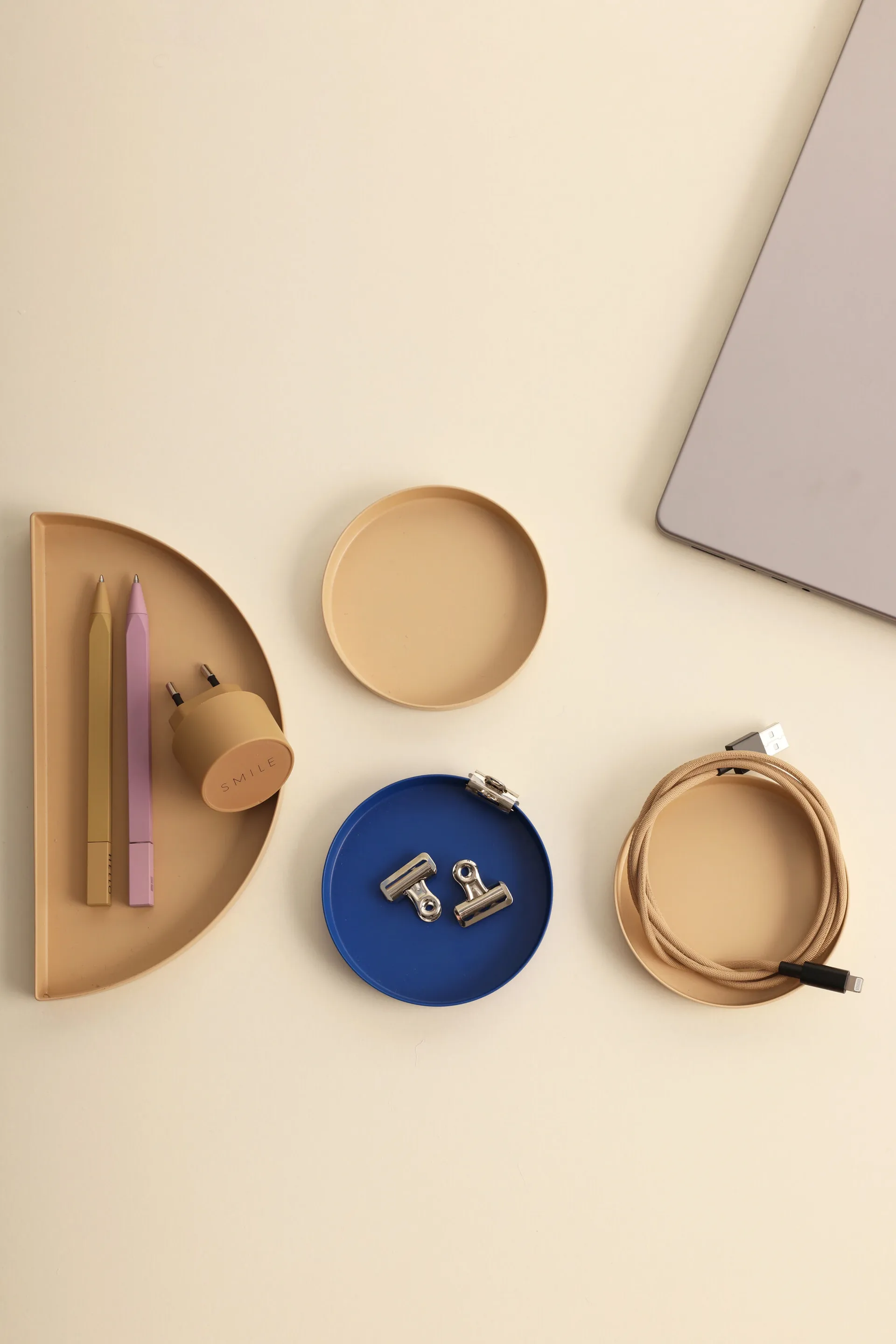 Lot de 4 plateaux Treasure Trays, Beige-cobalt blue Design Letters