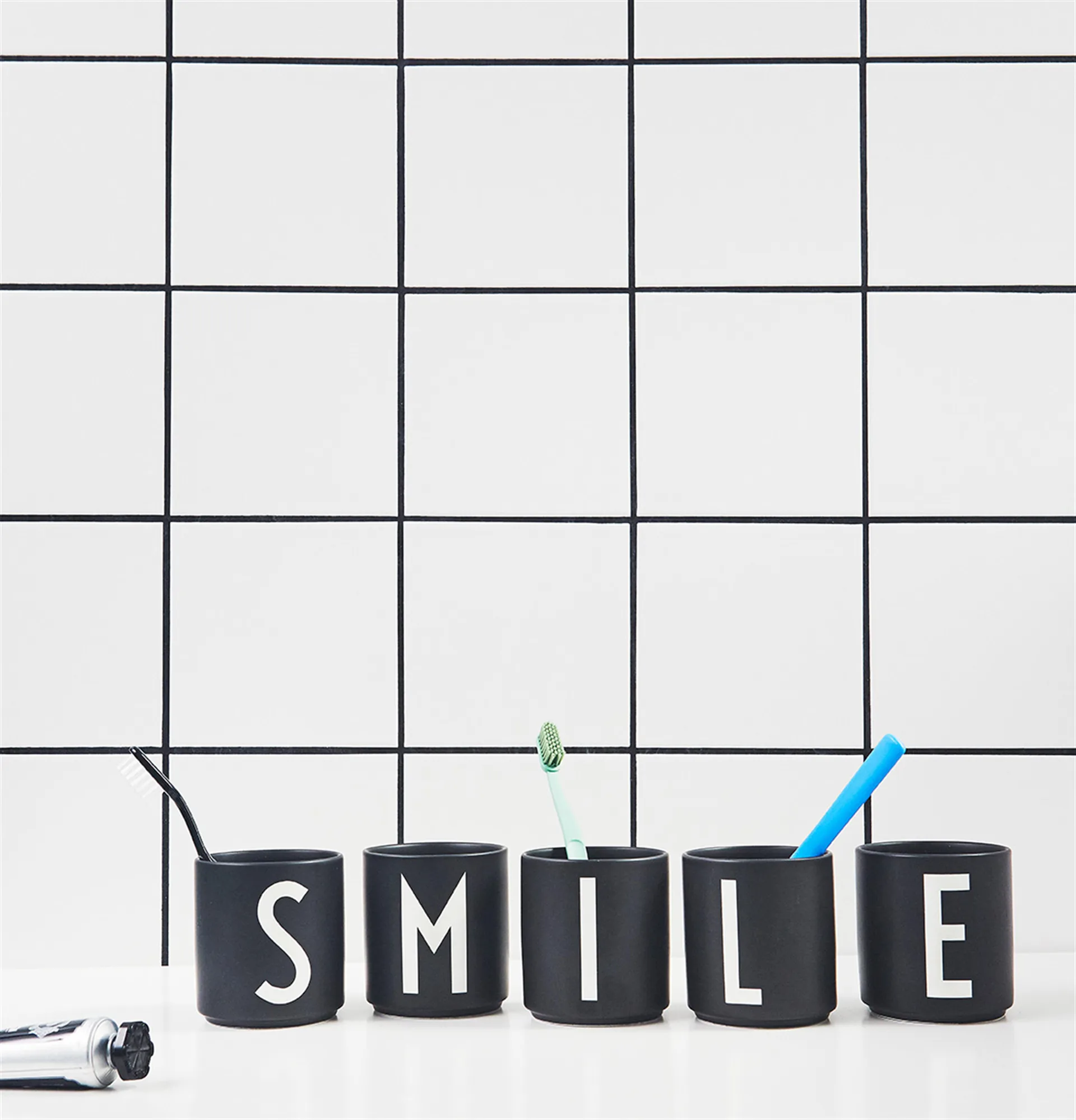 Mug Design Letters noir, E Design Letters