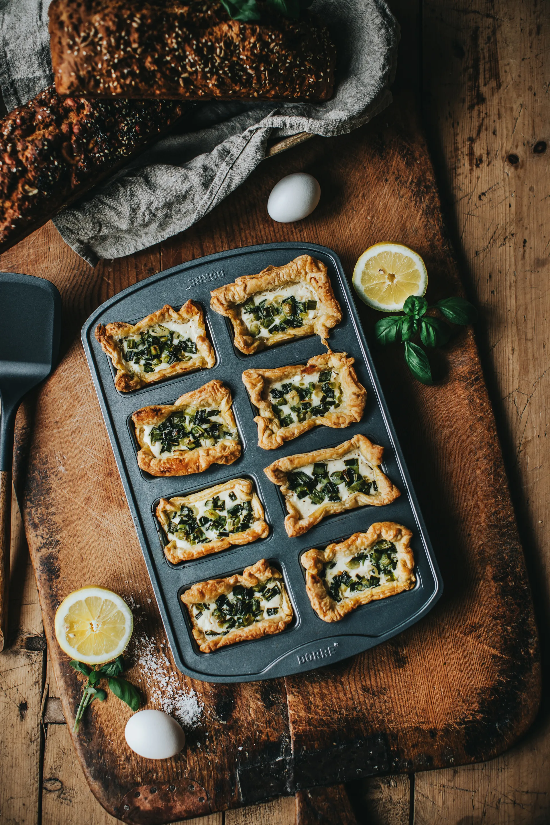 Mini moules à pain Karabo – 8 empreintes, 39,4 x 25,4 x 4 cm Dorre