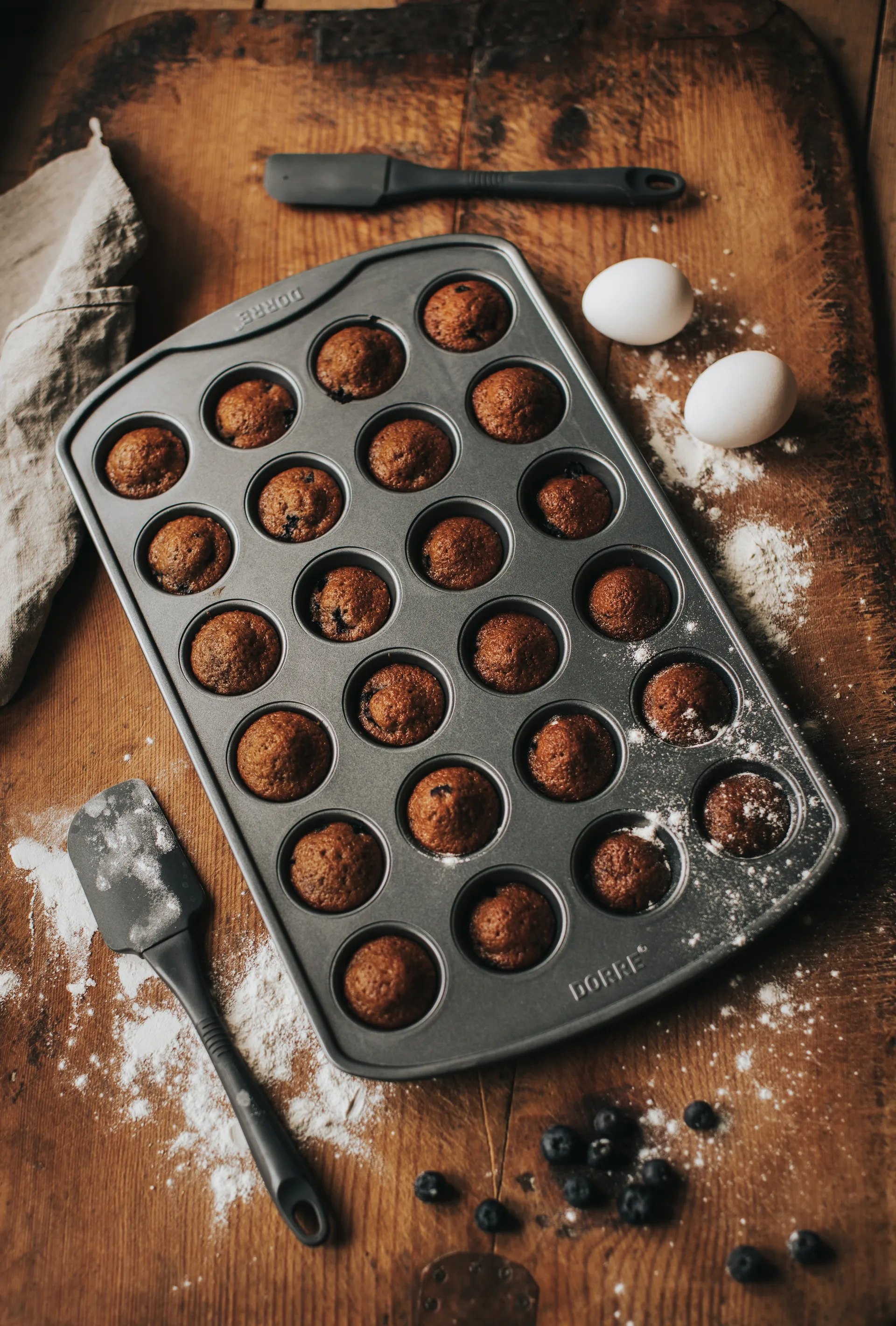 Moule à muffins Karabo en acier au carbone – 24 empreintes, 42,5×26×2,8 cm Dorre