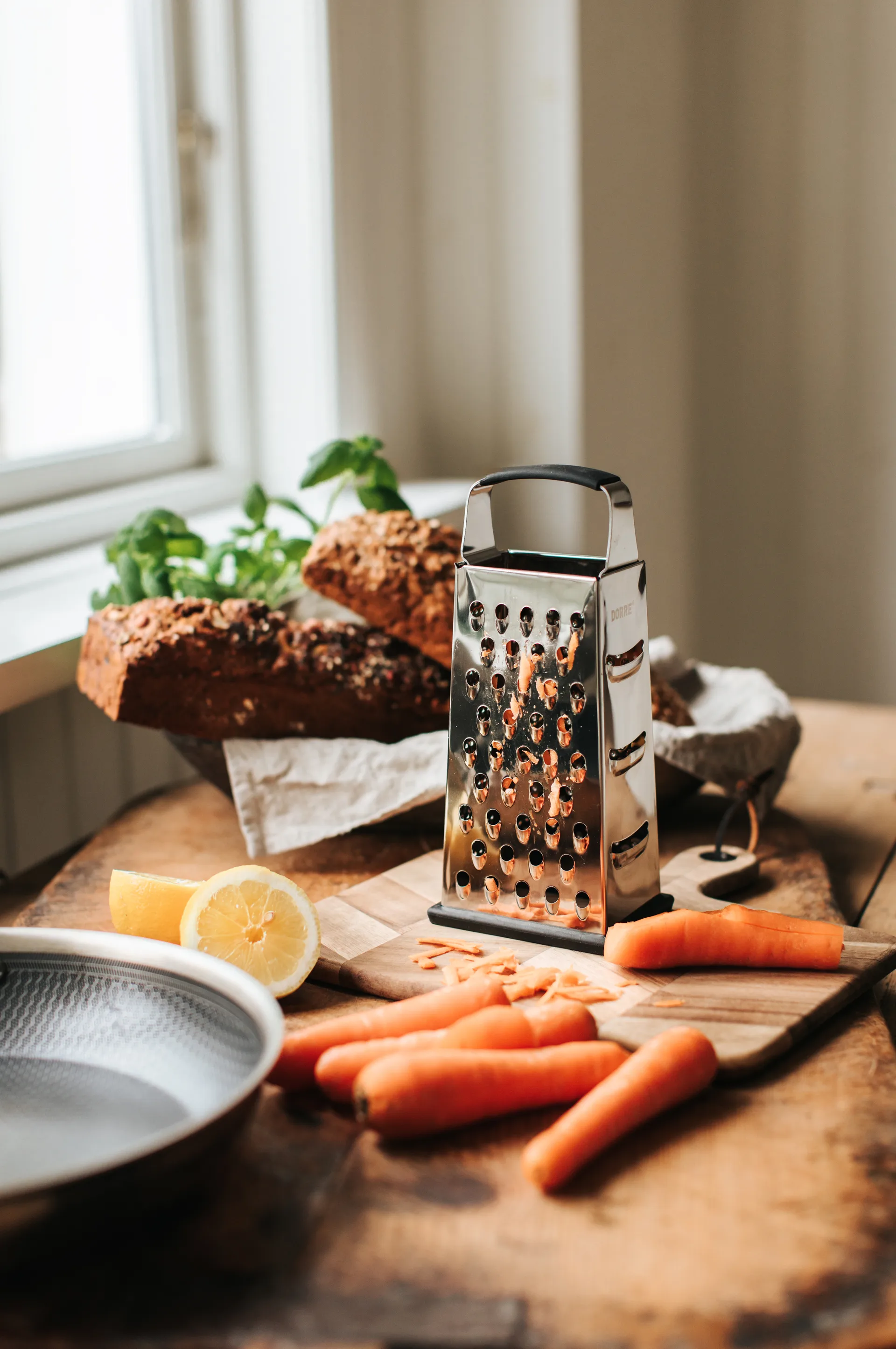 Râpe Rubi avec pied en caoutchouc et poignée – 4 faces, 24 cm Dorre