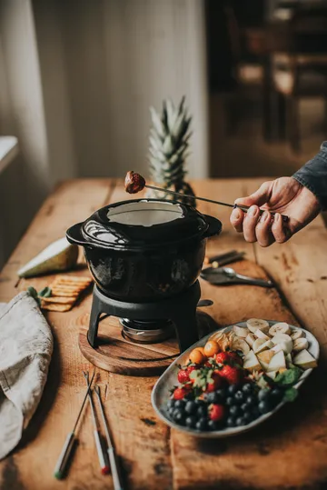 Service à fondue Foni en fonte émaillée 21×18,4×9,8 cm - Noir-plateau en acacia - Dorre