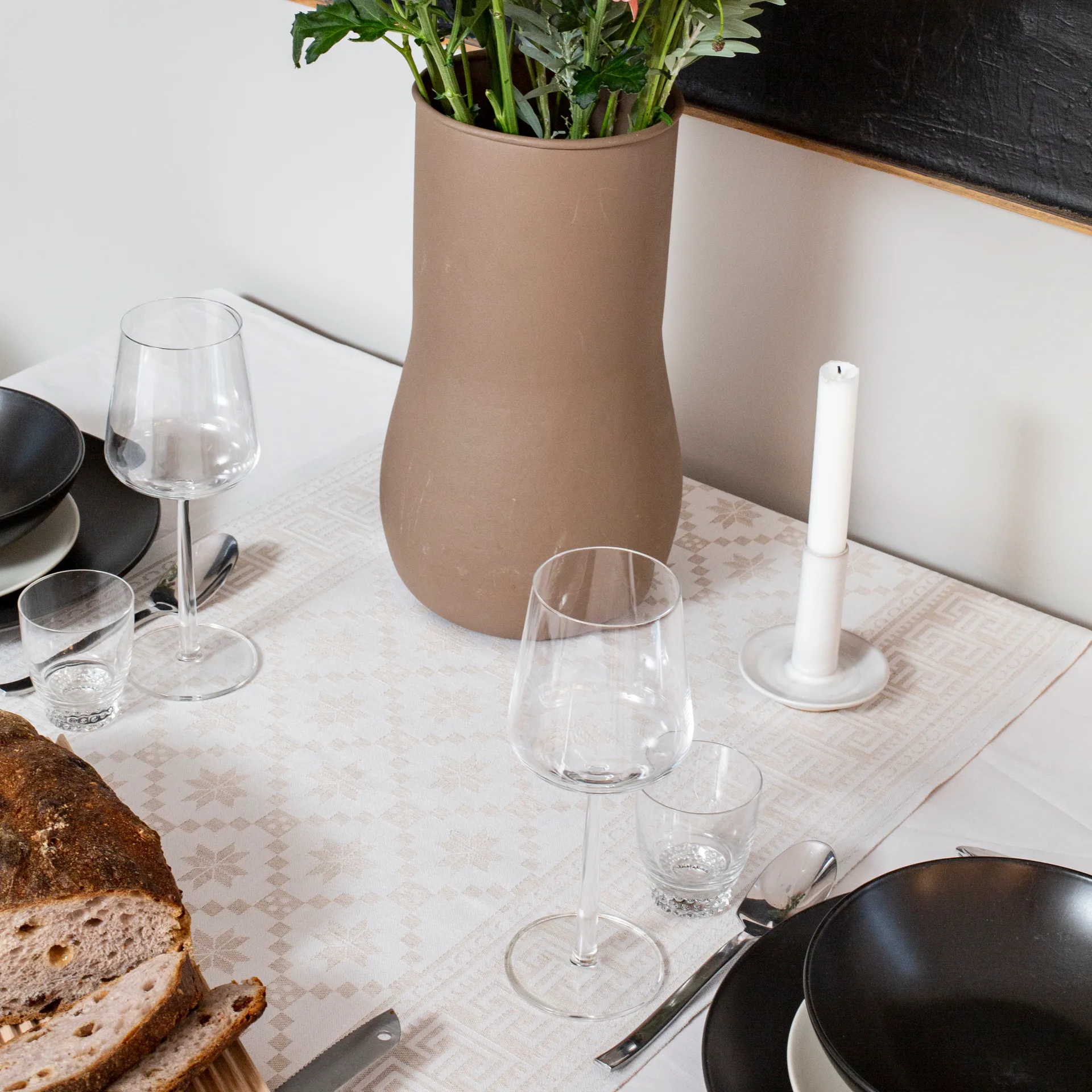 Chemin de table Åttebladrose 50x150 cm, Beige Ekelund Linneväveri
