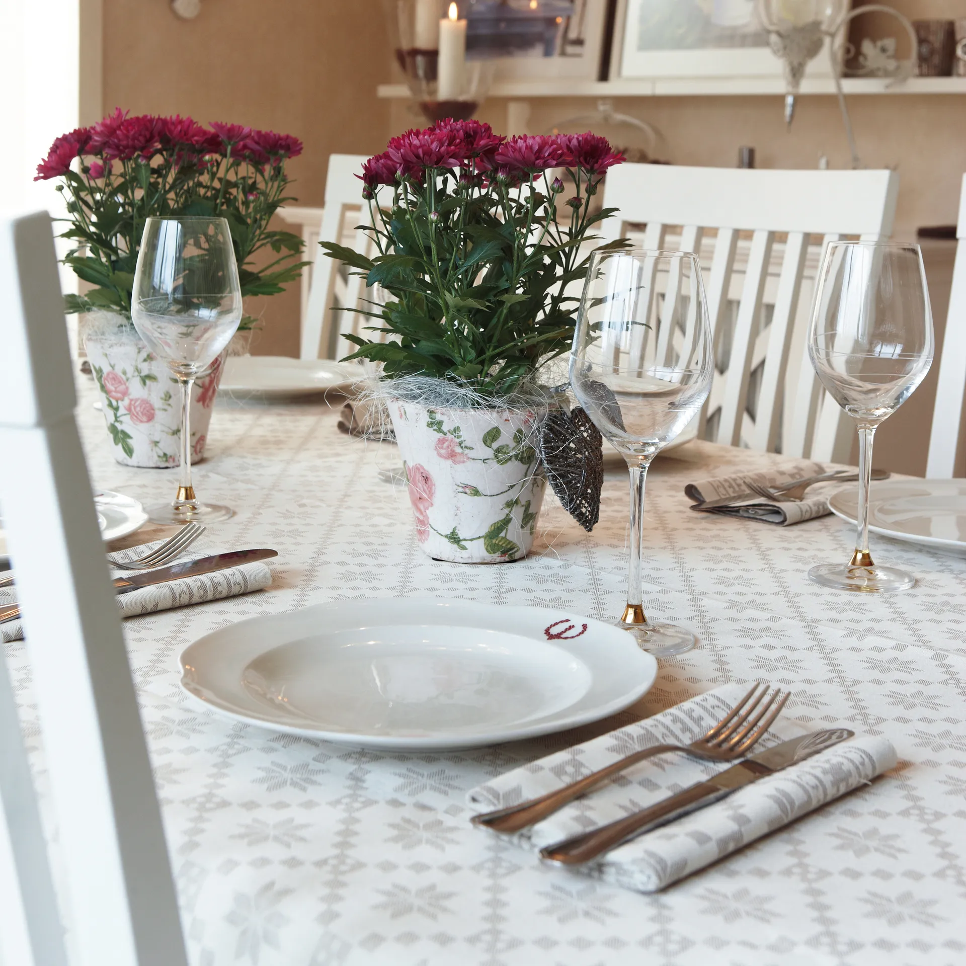 Nappe Åttebladrose beige, 150x260 cm Ekelund Linneväveri