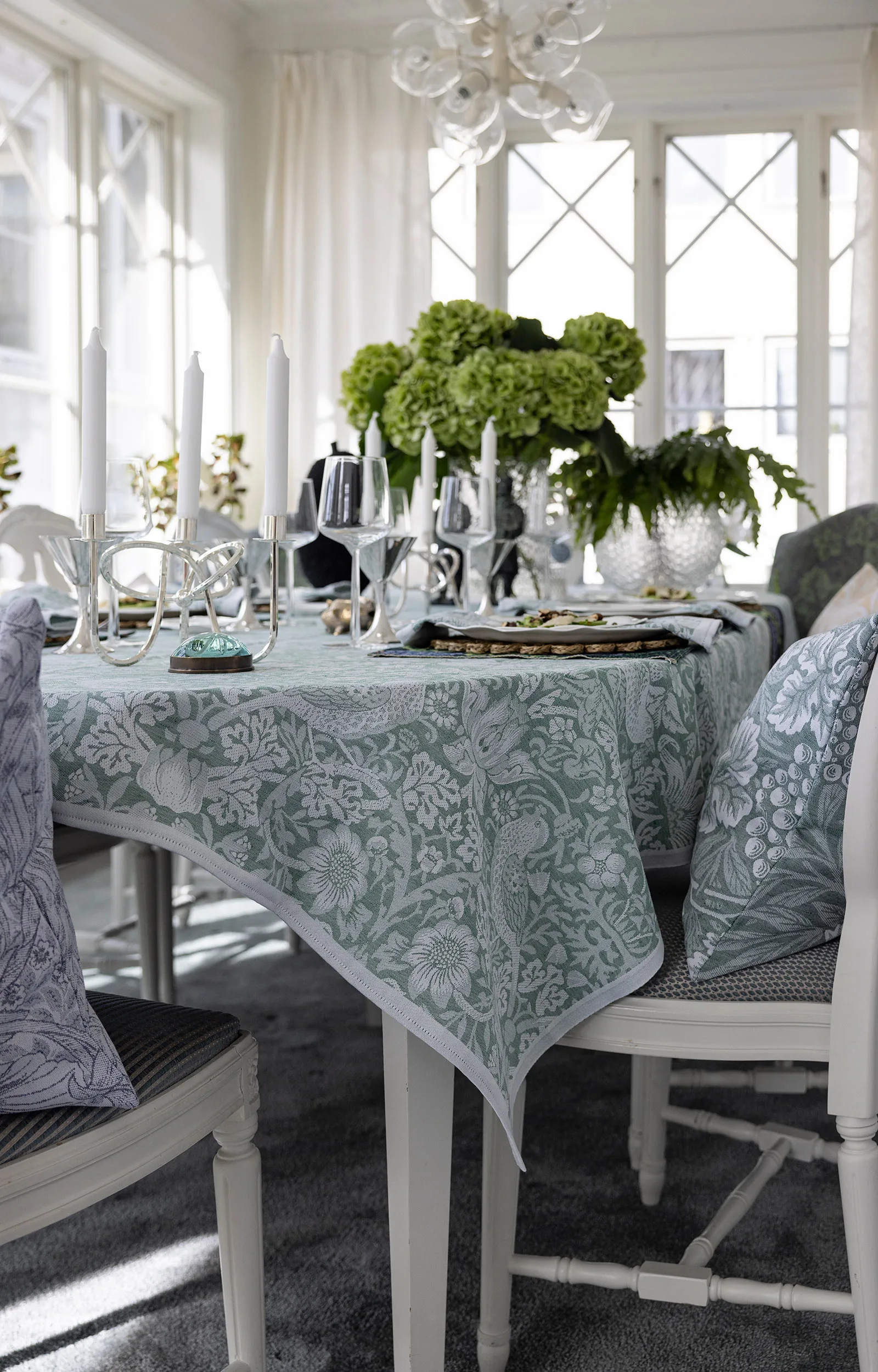 Nappe Strawberry Thief 150x300 cm, Vert Ekelund Linneväveri