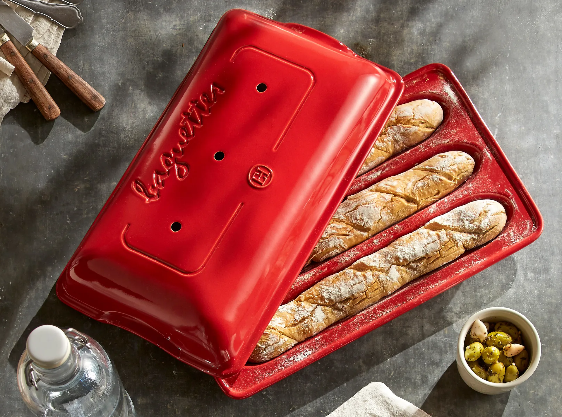 Moule à baguette Emile Henry, Rouge Emile Henry
