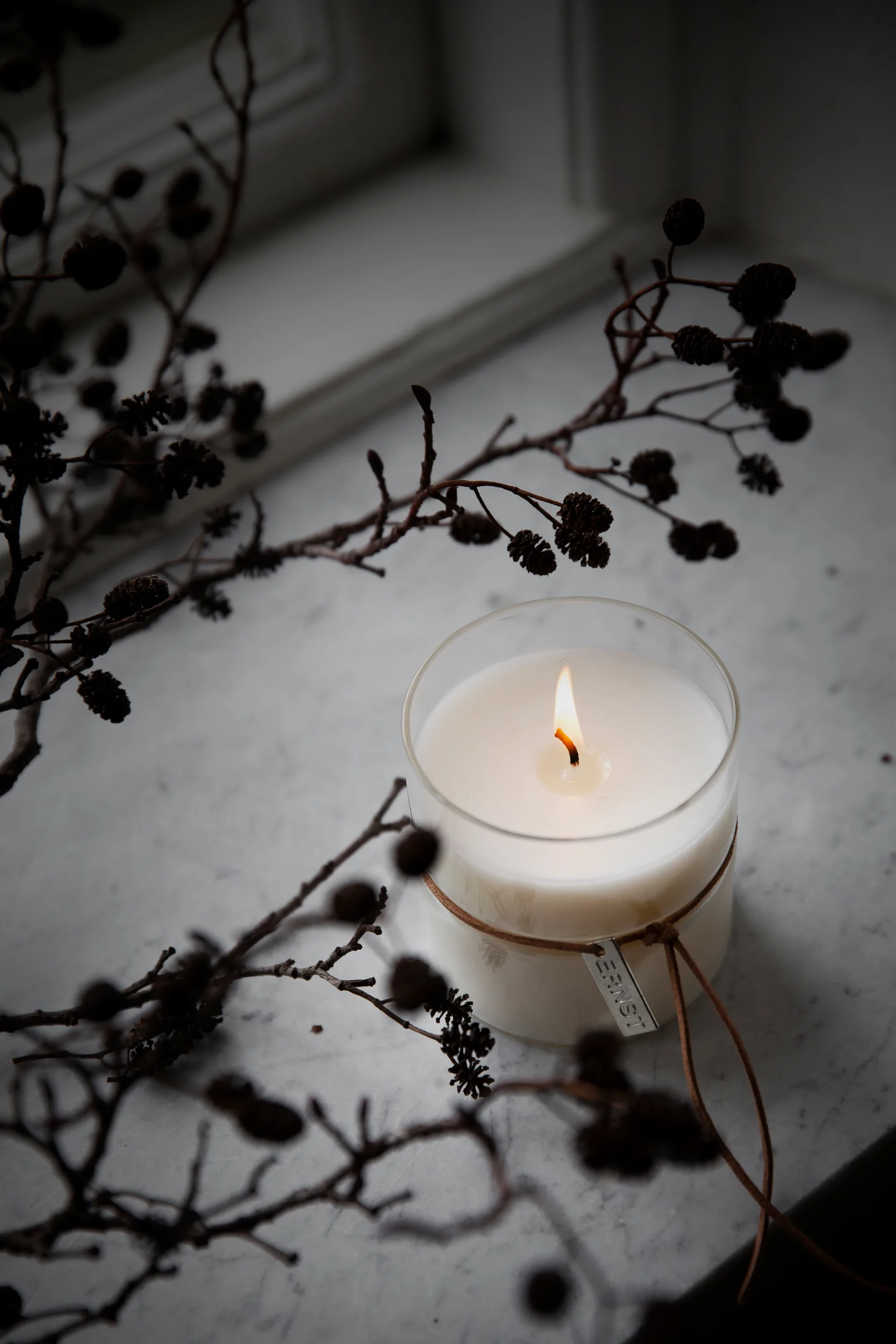 Bougie parfumée dans un verre ceintré Ernst Ø5,8 cm, Tid pour ingenting ERNST