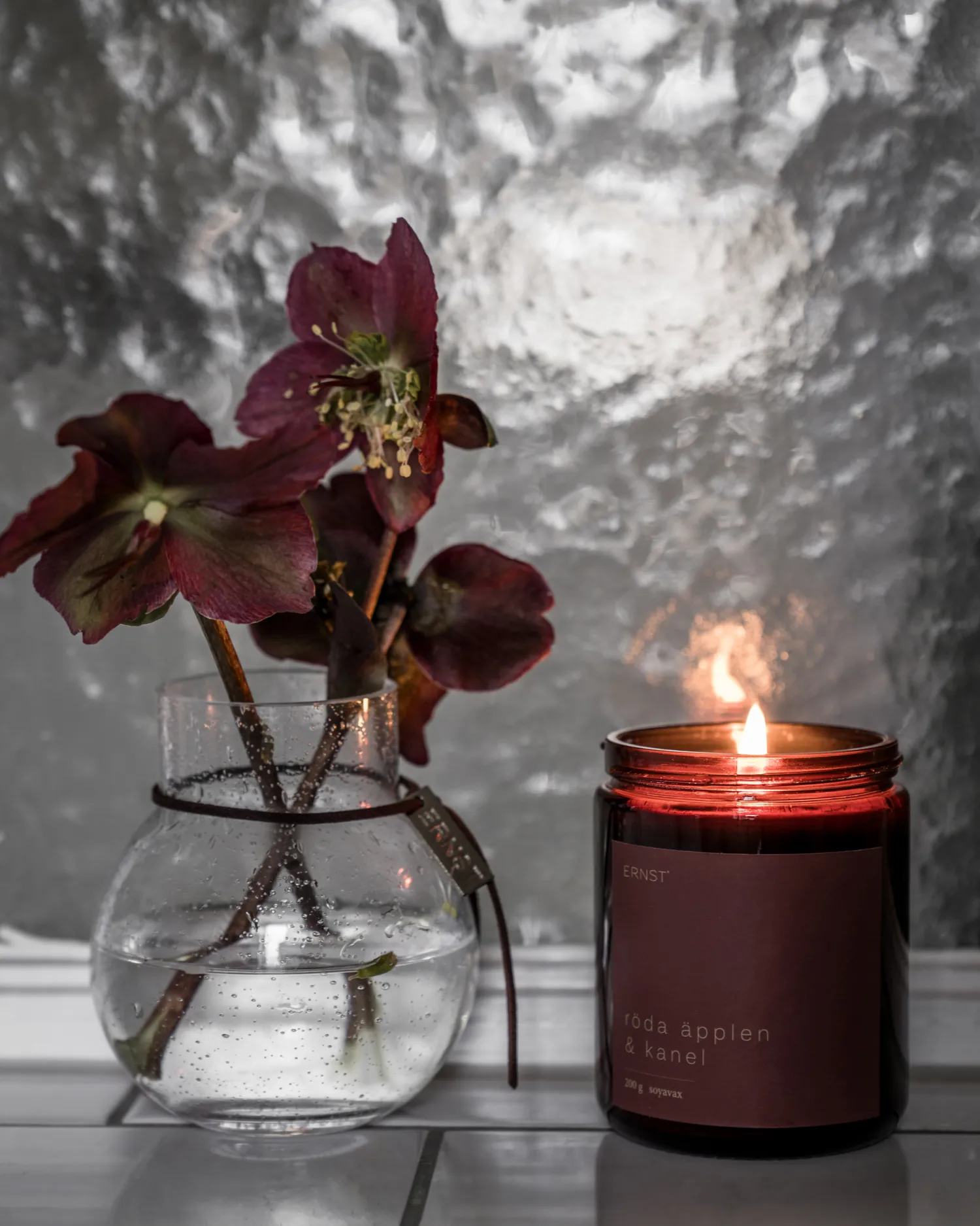 Bougie parfumée en verre à couvercle Ernst Ø7,2 cm, Pomme rouge-cannelle ERNST