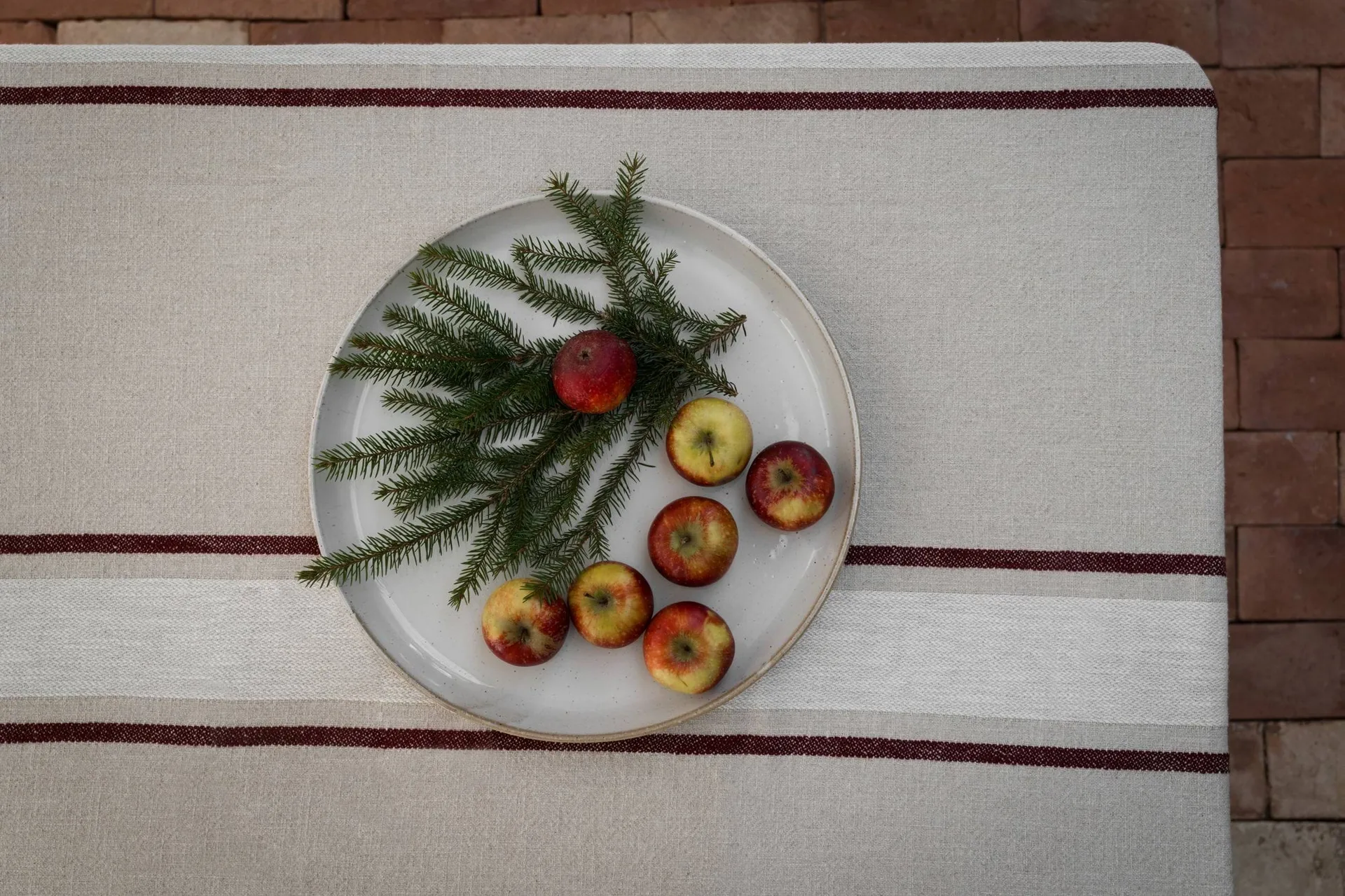 Chemin de table Ernst, Nature-blanc-rouge, 45x150 cm ERNST