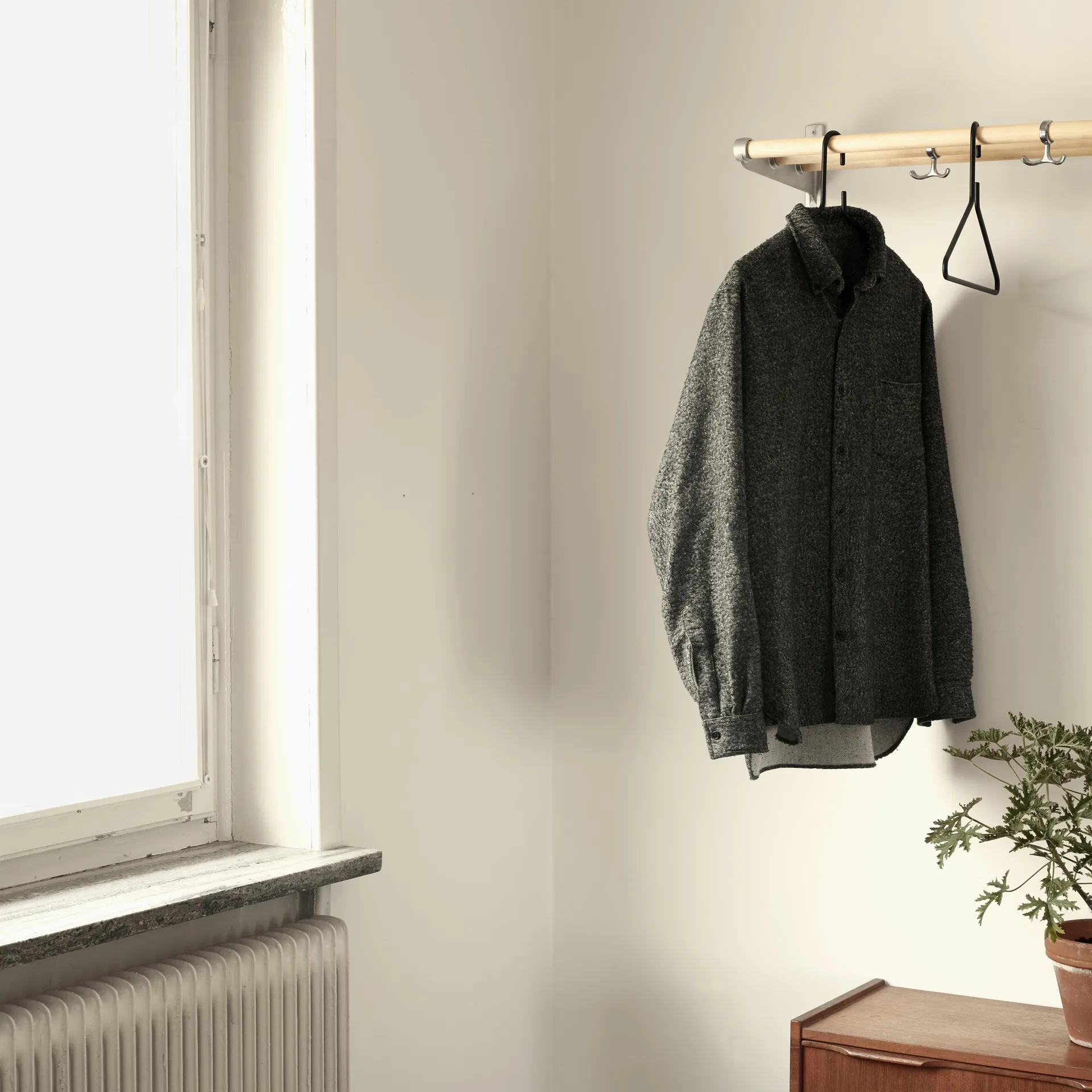 Étagère à chaussures/à chapeaux Nostalgi, bouleau, structure en aluminium Essem Design