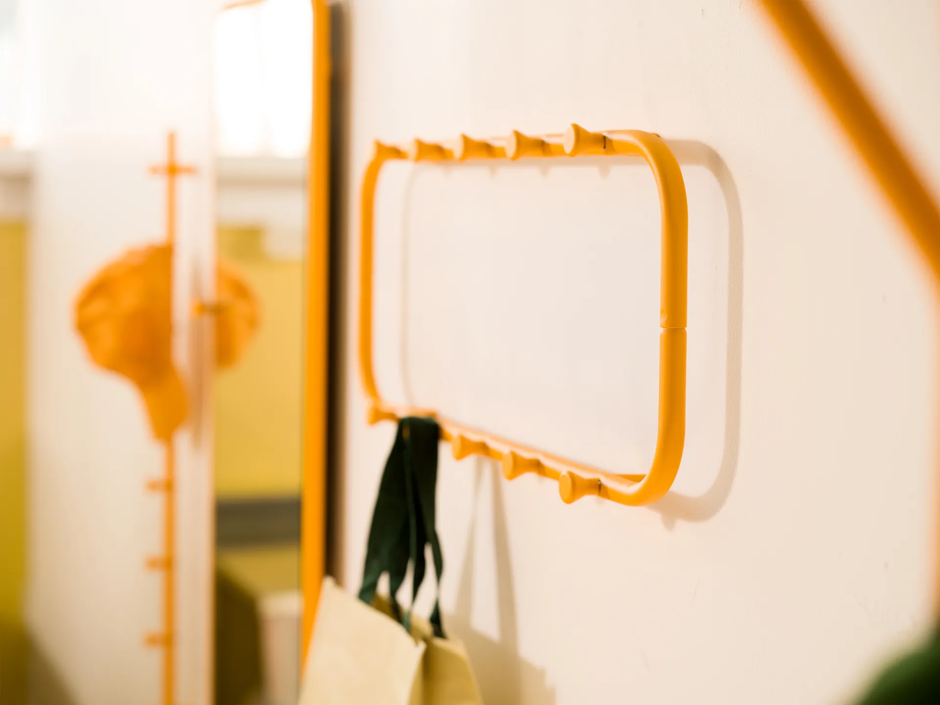 Patère Classic 100 cm, Sun yellow Essem Design