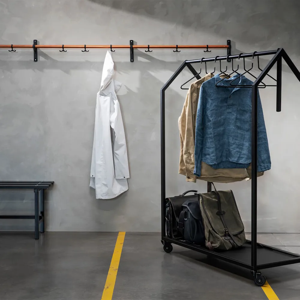 Patère Nostalgi, Noyer, structure noire Essem Design