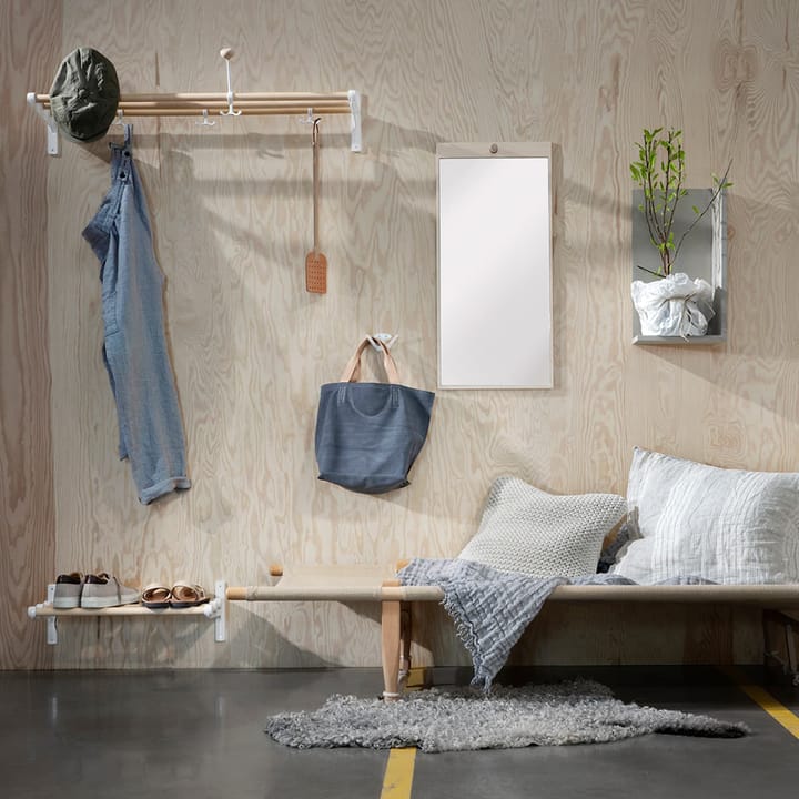 Patère Oskar, blanc, bouton en chêne Essem Design