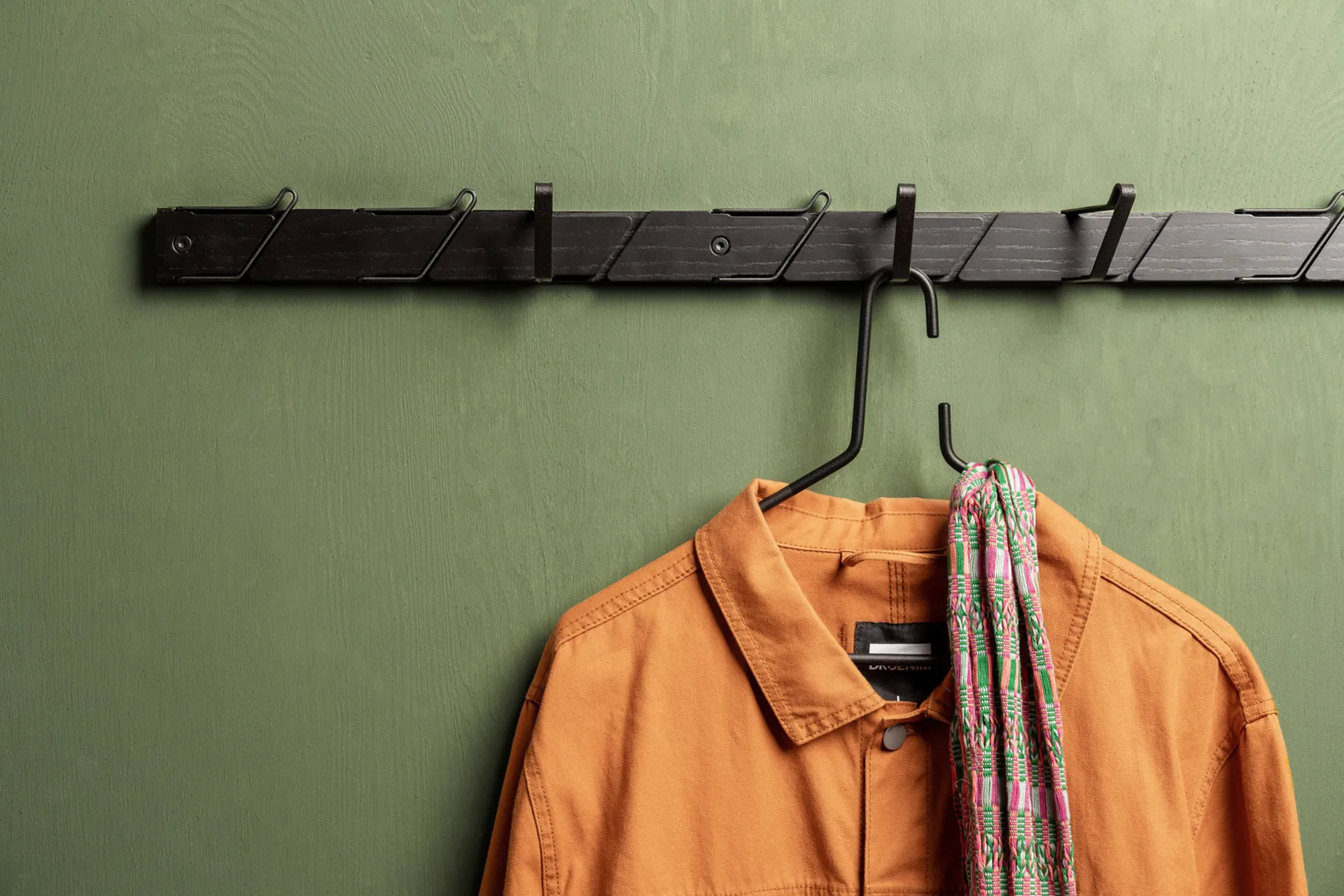 Patère Tamburin 73,5 cm, Noir-noir Essem Design