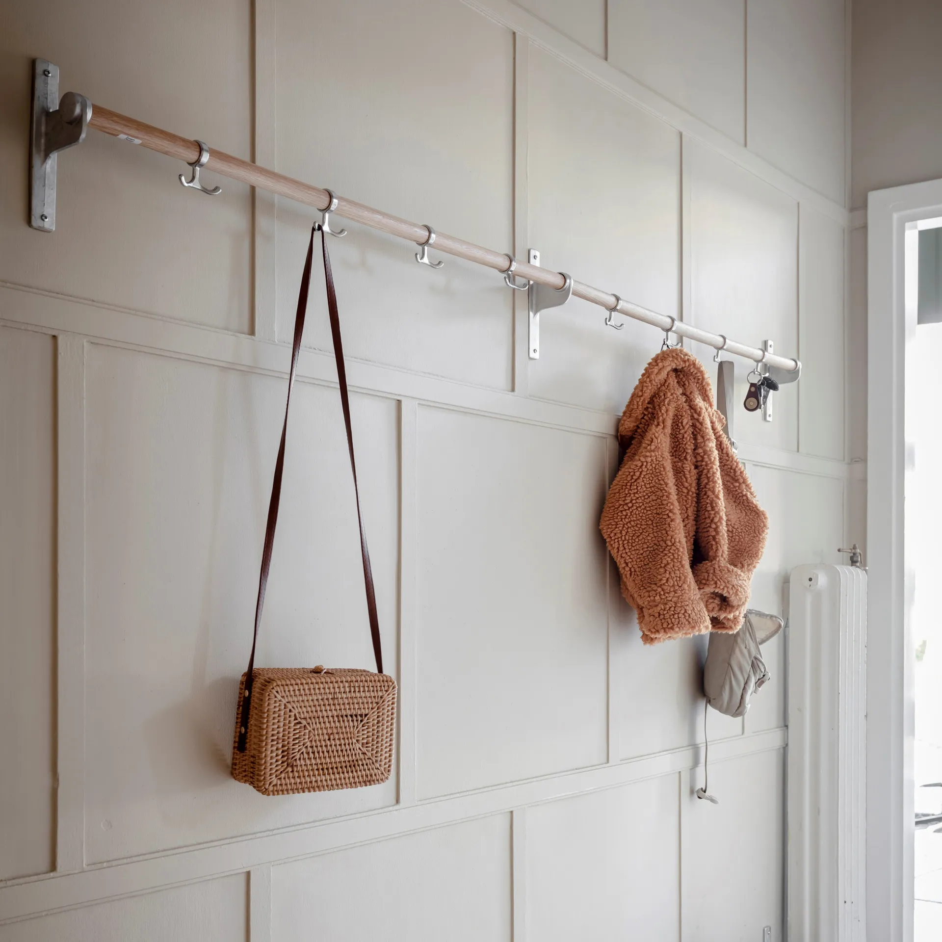 Support mural avec crochets Nostalgi 100 cm, chêne, aluminium Essem Design