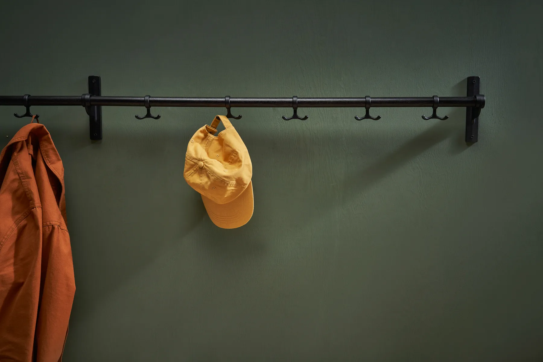 Support mural avec crochets Nostalgi 100 cm, Chêne peint noir-aluminium Essem Design