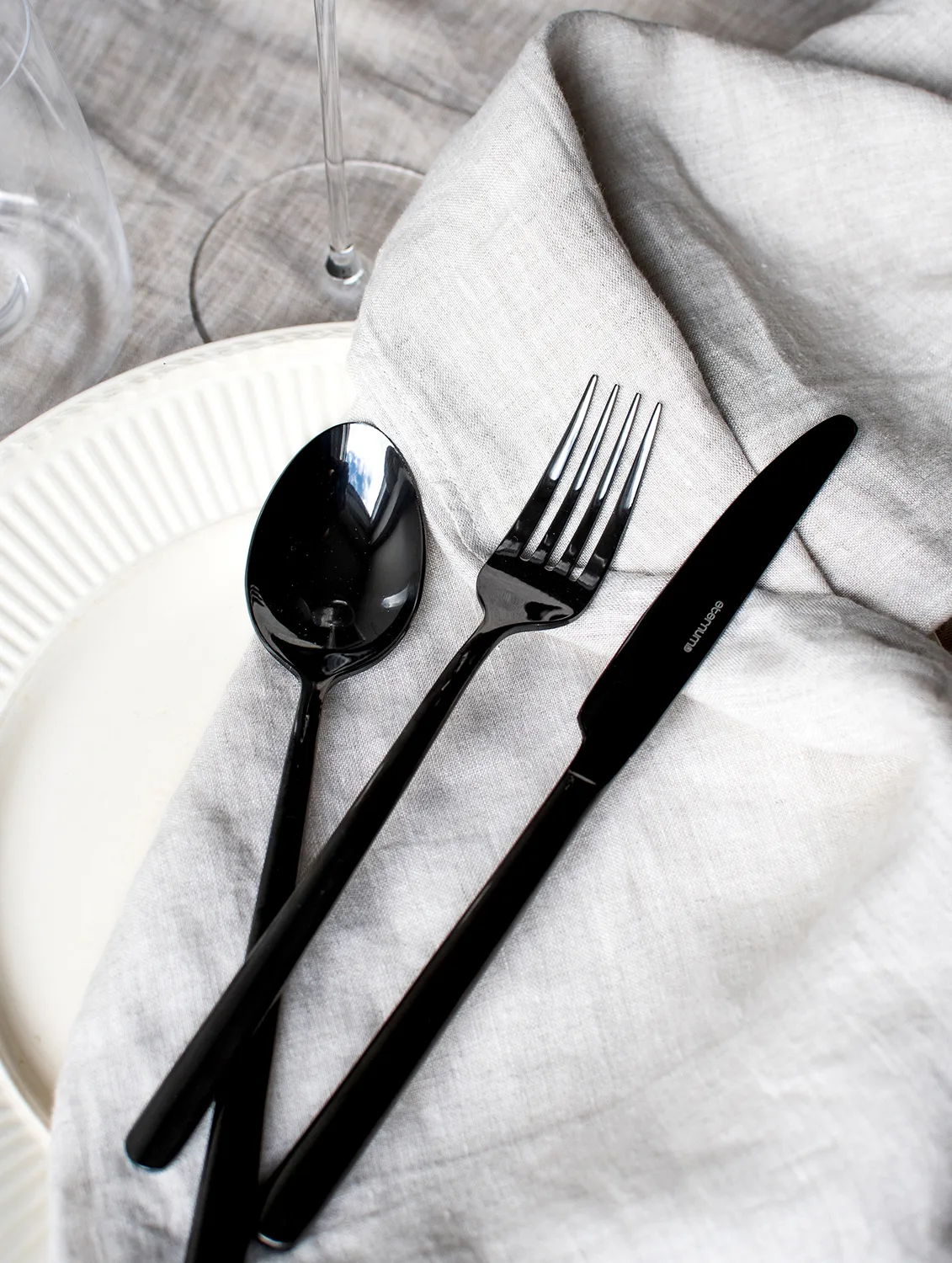 Service de couverts Eternum Nardo 16 pièces, Noir Eternum