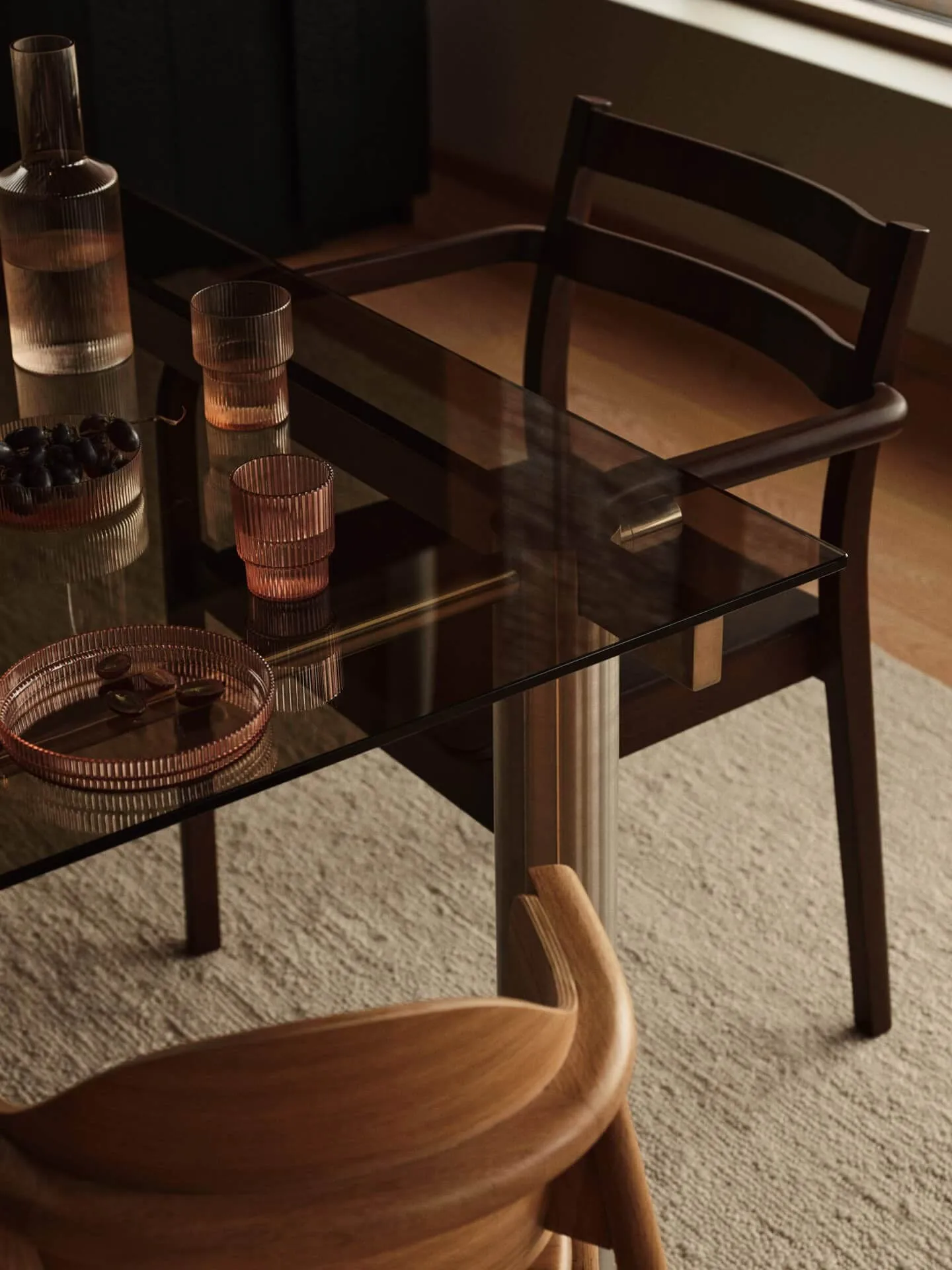 Boda fauteuil avec accoudoirs, Hêtre teinté foncé Ferm Living