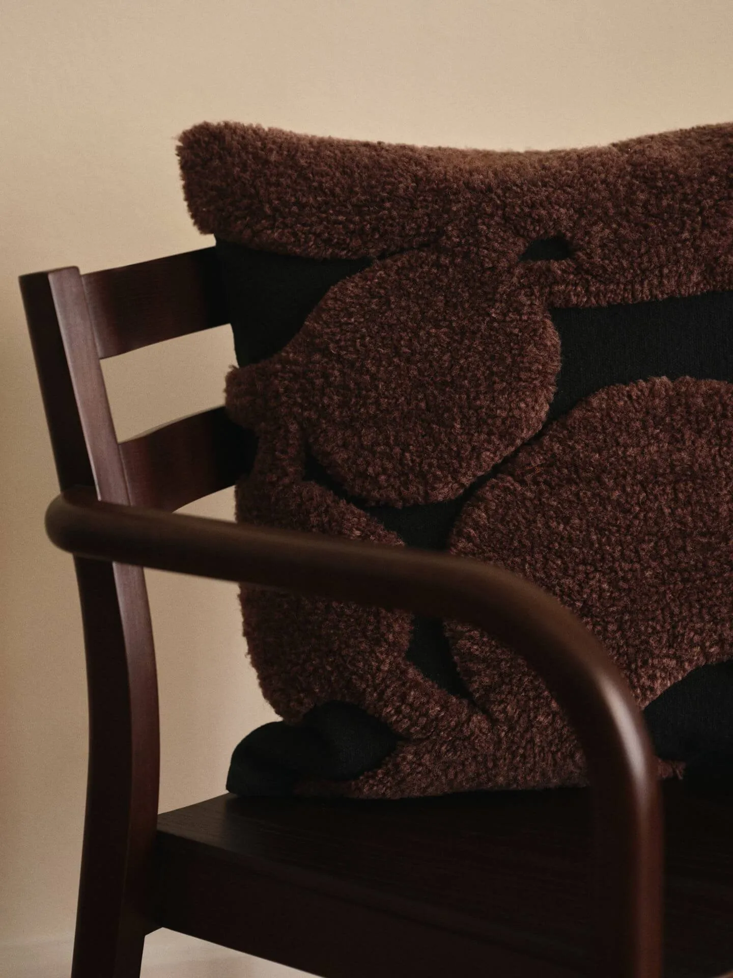 Boda fauteuil avec accoudoirs, Hêtre teinté foncé Ferm Living