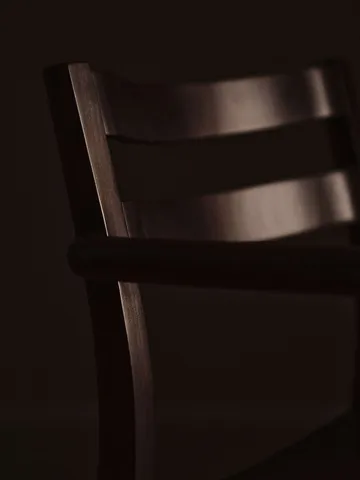 Boda fauteuil avec accoudoirs - Hêtre teinté foncé - Ferm Living