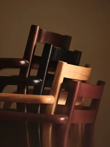 Boda fauteuil avec accoudoirs - Hêtre teinté foncé - Ferm Living