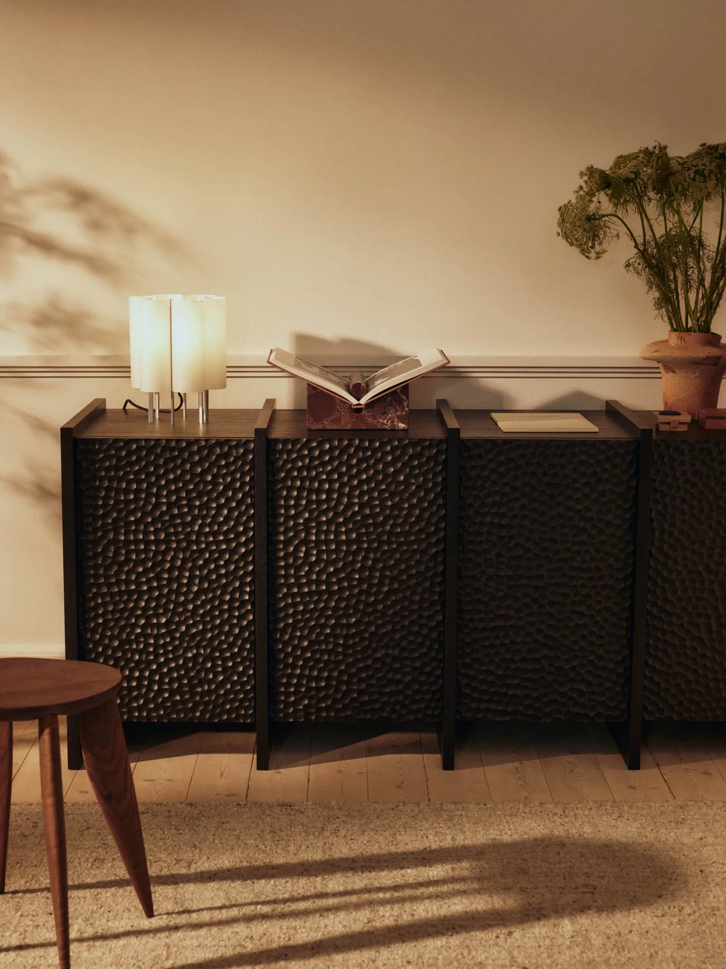 Buffet Scarni, Frêne teinté foncé, 163x50x74 cm Ferm Living