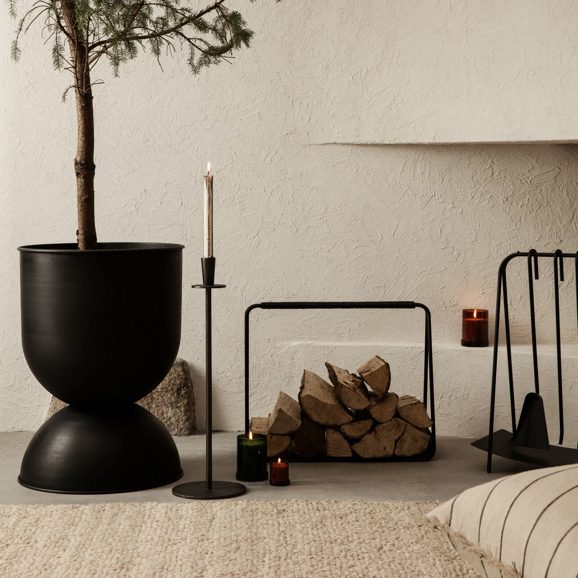 Cache-pot Hourglass grand Ø50 cm, Noir-gris foncé Ferm Living