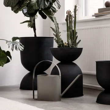 Cache-pot Hourglass moyen Ø40 cm - Noir-gris foncé - Ferm Living