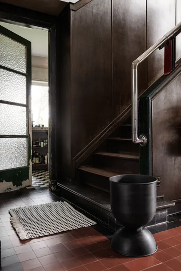 Cache-pot Hourglass moyen Ø40 cm - Noir-gris foncé - Ferm Living